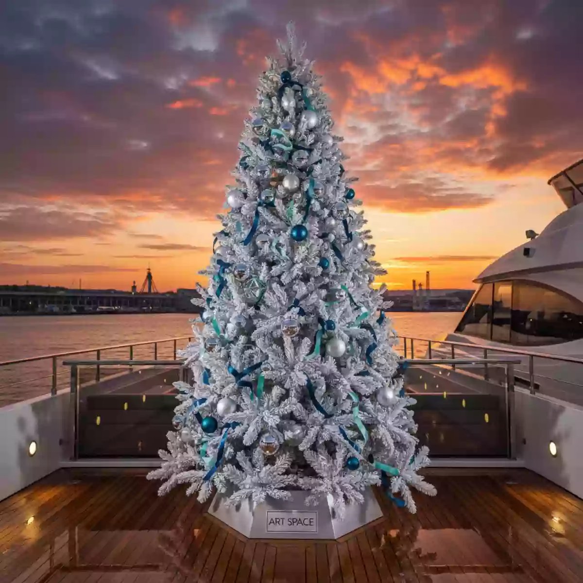Аренда Елка искусственная бело серебряная 250 см на VIP теплоходе (Морпорт Сочи) — ART SPACE