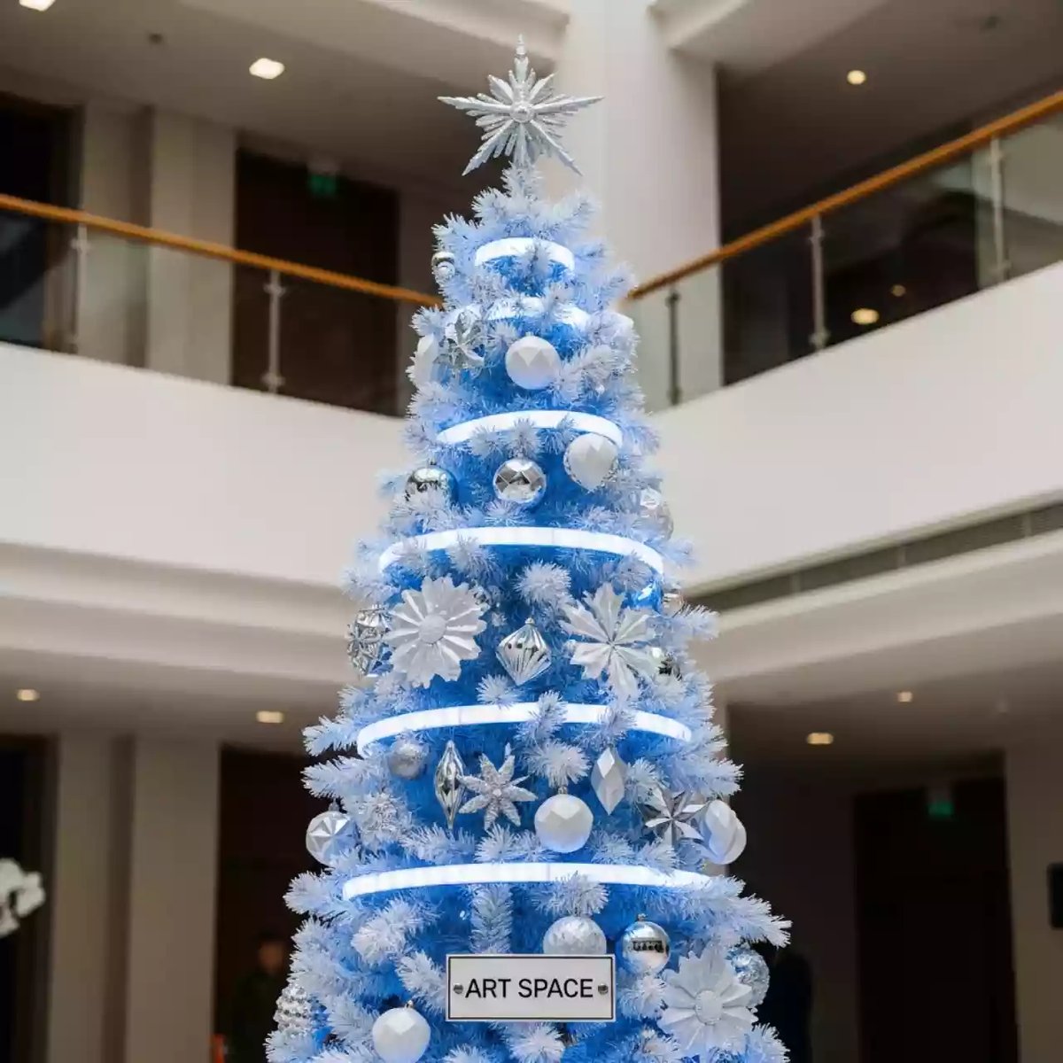 Аренда Елка искусственная наряженная бело голубая 3 м в отеле «Богатырь» — ART SPACE