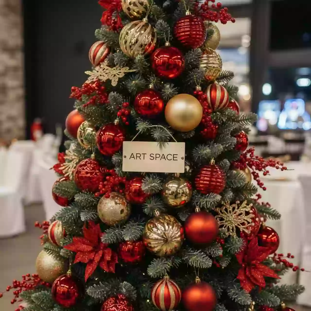 Аренда Елка искусственная наряженная красно золотая 150 см в ресторане «La Terrazza» — ART SPACE