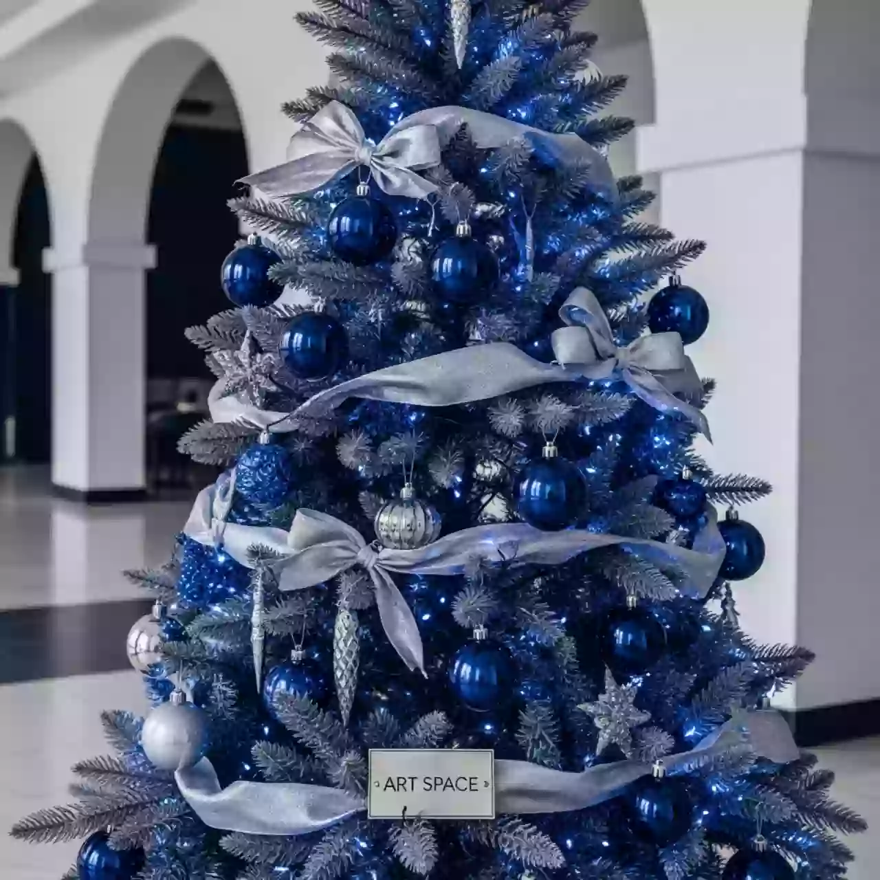 Аренда Елка наряженная сине серебряная 150 см в санатории «Русь» — ART SPACE