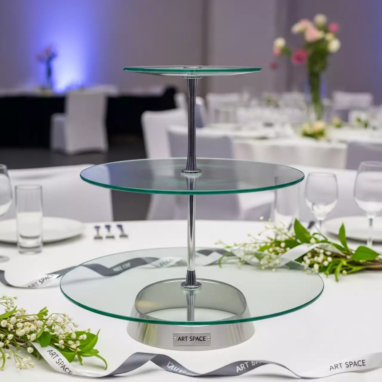 Аренда Этажерка для фуршета 3 ярусная стеклянная диаметр 22 26 30 см высота 38 см в ледовой арене «Шайба» — ART SPACE
