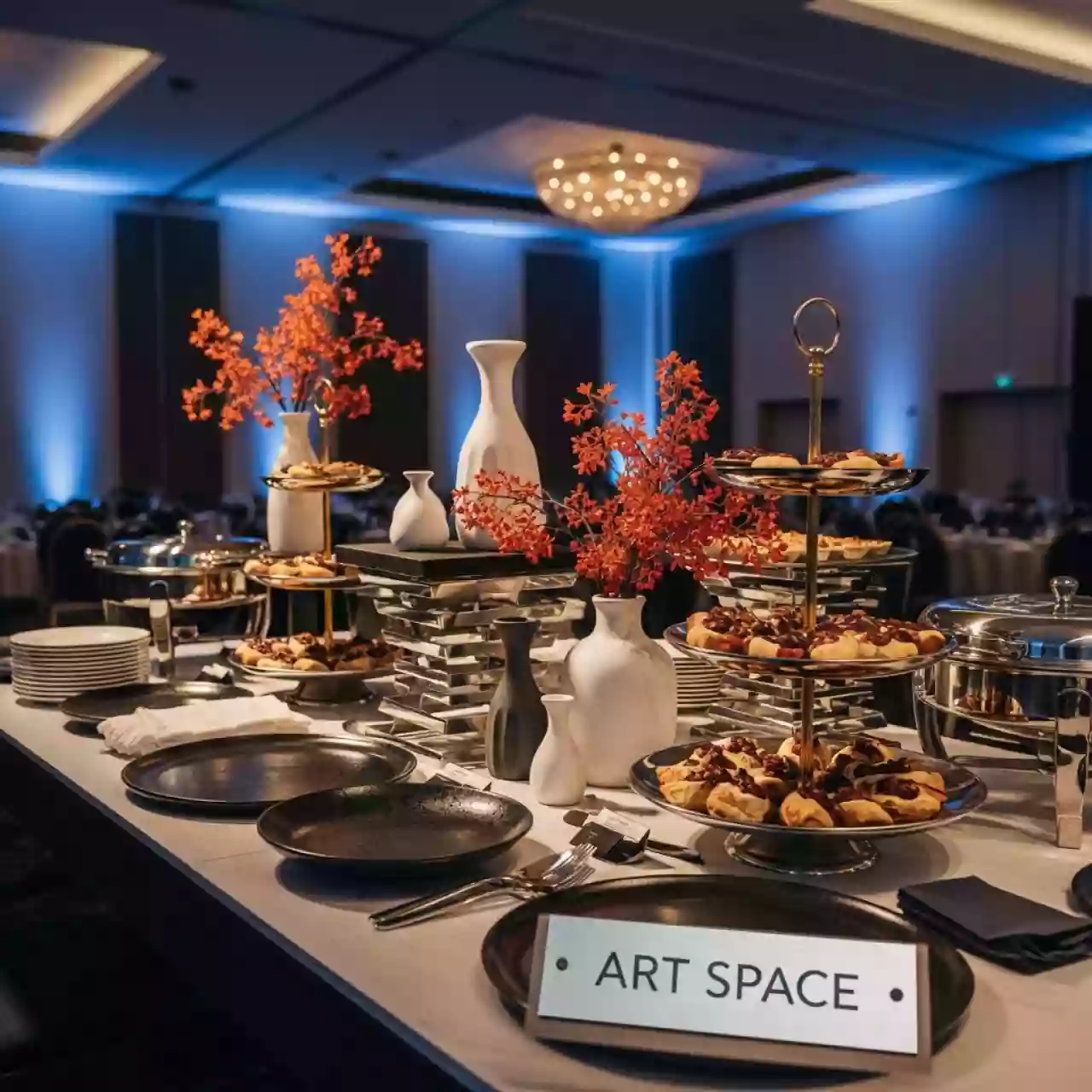 Аренда Этажерки вазы и блюда в МФК «Горный» — ART SPACE