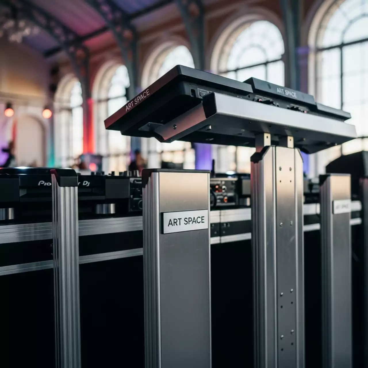 Аренда Фан барьер и стойка для безопасности DJ в зале «Чайка» (Морпорт) — ART SPACE