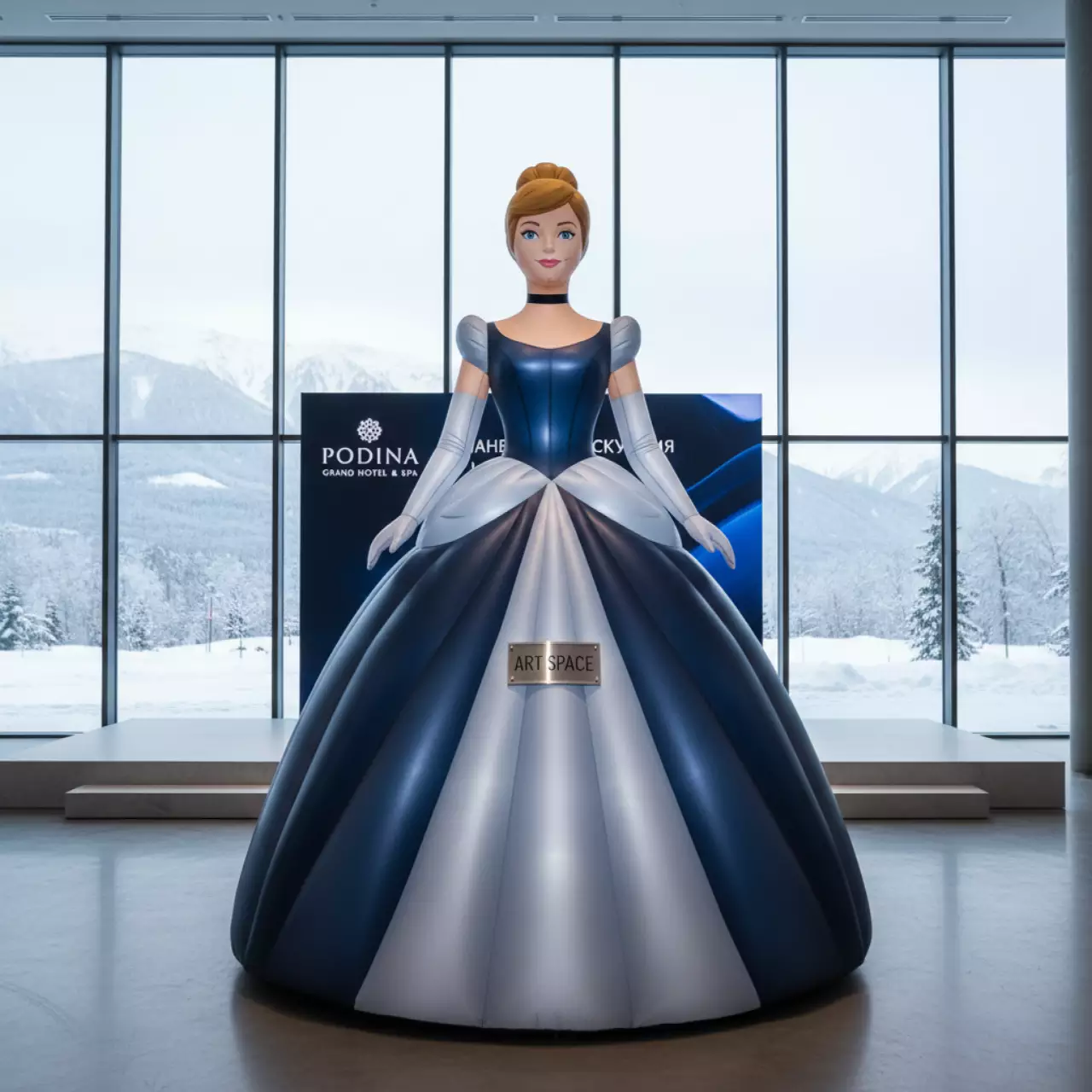 Аренда Фигура надувная ходячая Принцесса Золушка в Rodina Grand Hotel & SPA — ART SPACE