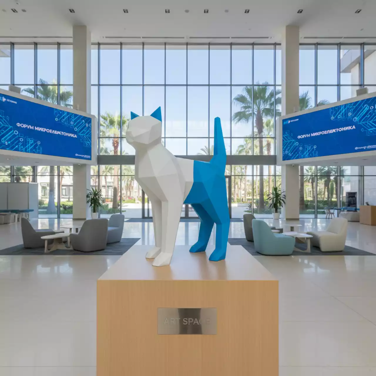 Аренда Фигура пластиковая дизайнерская Origami Koneko Basic в Сочи Парк Отеле — ART SPACE