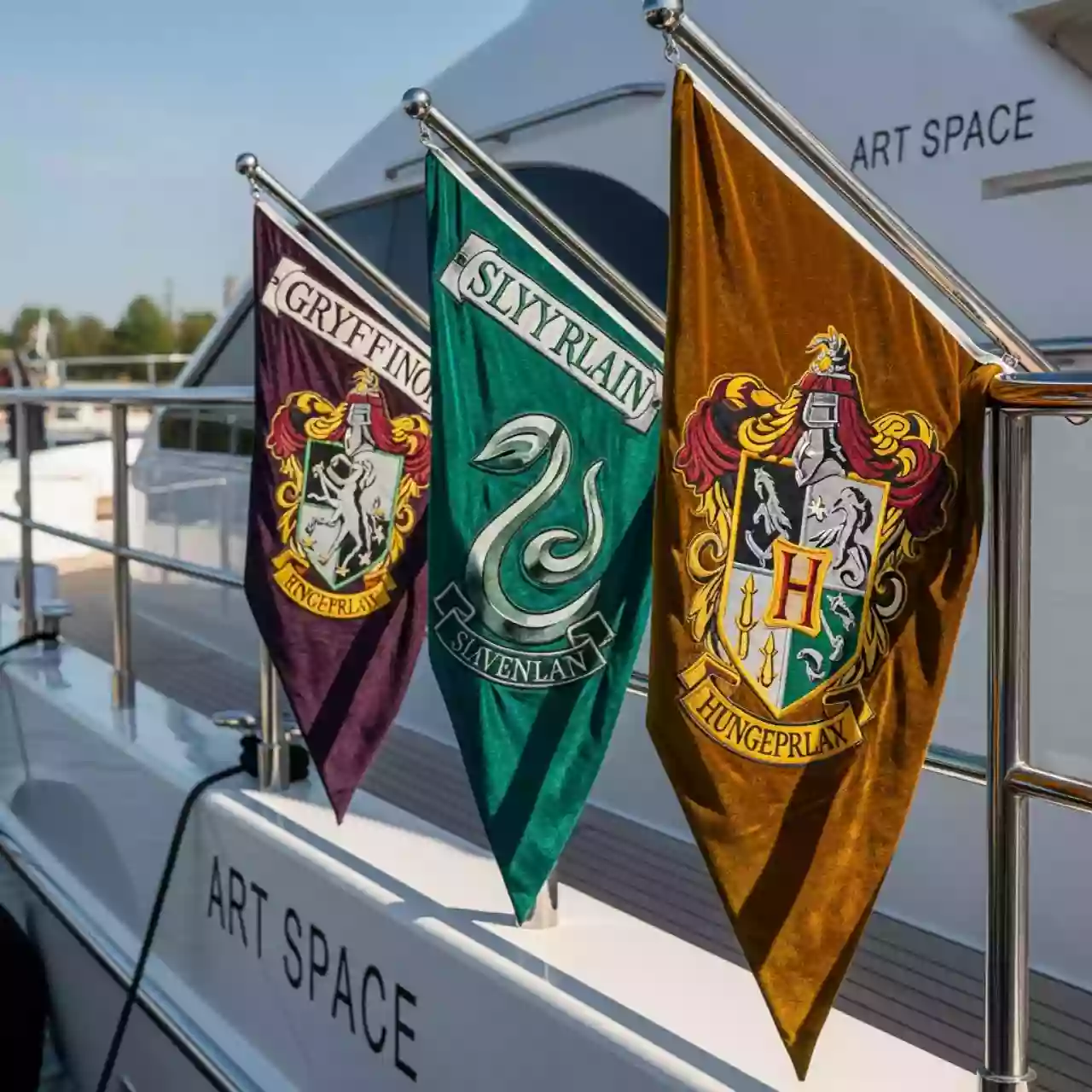 Аренда Флаги двухсторонние школы Хогвартс на VIP-яхте (Имеретинский порт) — ART SPACE