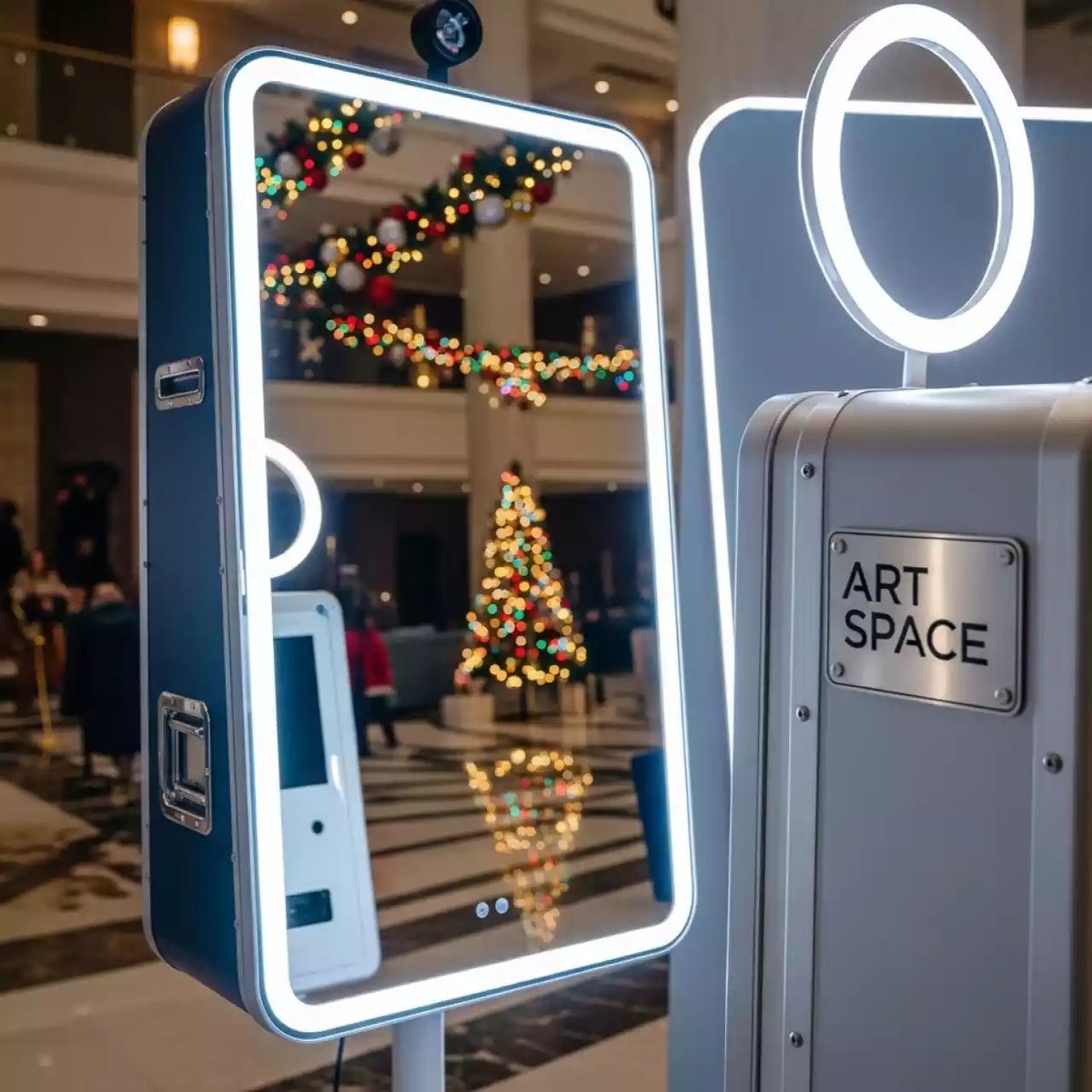 Аренда Фотобудка новогодняя фотозеркало с лампами в Courtyard by Marriott Sochi — ART SPACE