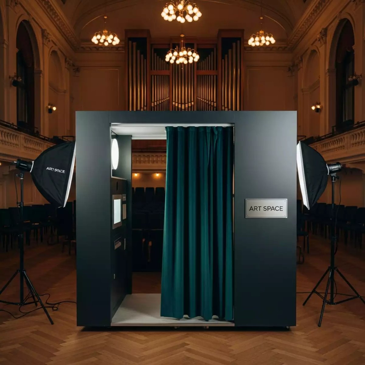 Аренда Фотобудка со шторкой для свадьбы в Зале органной и камерной музыки — ART SPACE