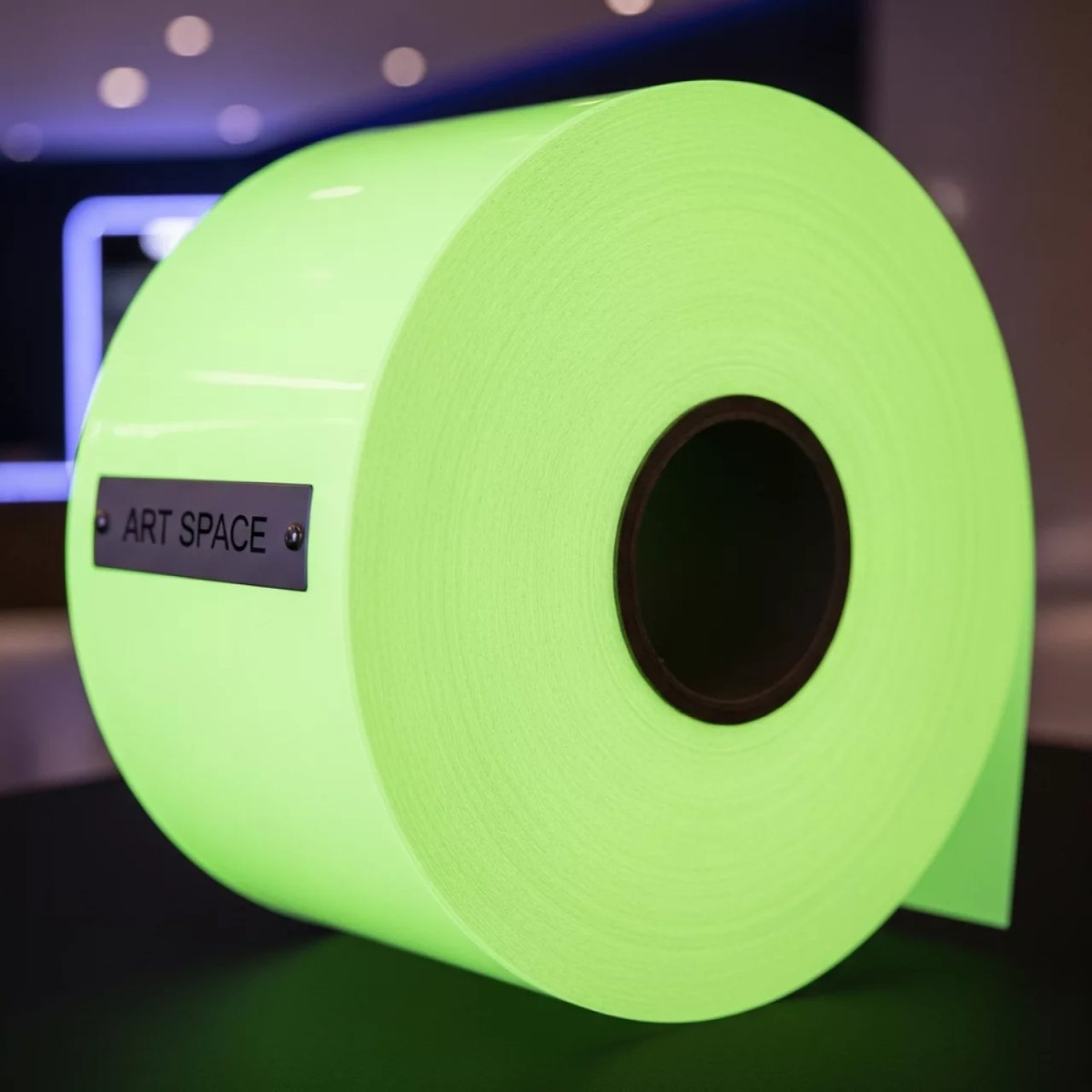 Аренда Фотолюминесцентная пленка Lucentis 200 240 мкм 0,610х50 м с маркировкой и стыком в Mövenpick Hotel — ART SPACE