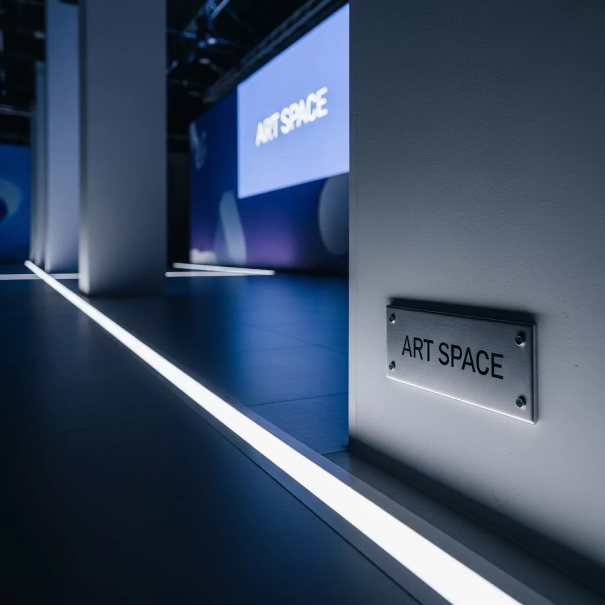 Аренда Фотолюминесцентная пленка Lucentis 200 240 мкм 1,240х50 м с маркировкой и стыком на арене «Фишт» — ART SPACE