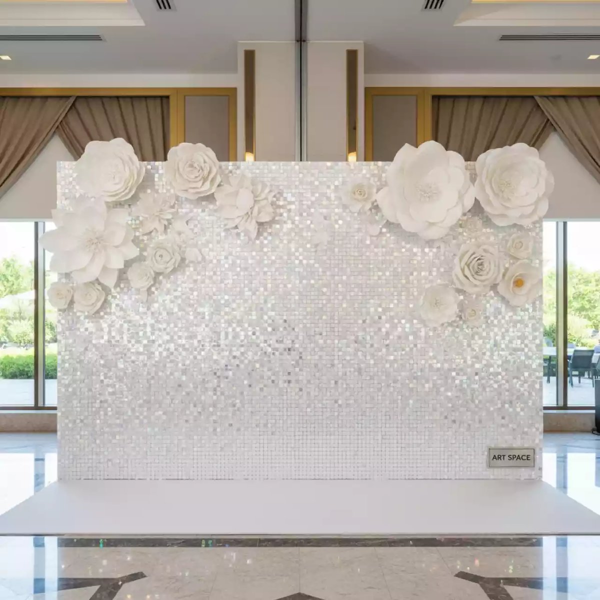 Аренда Фотозона белая из пайеток с большими цветами в Grand Karat Sochi — ART SPACE