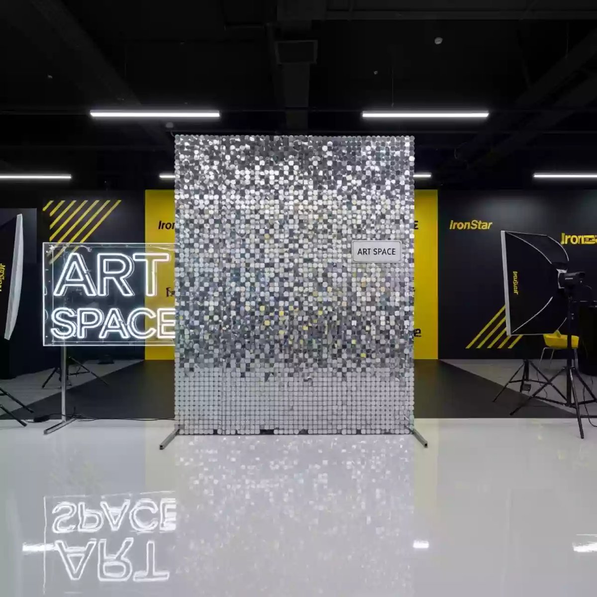 Аренда Фотозона белая из пайеток в конгресс-холле отеля Жемчужина — ART SPACE