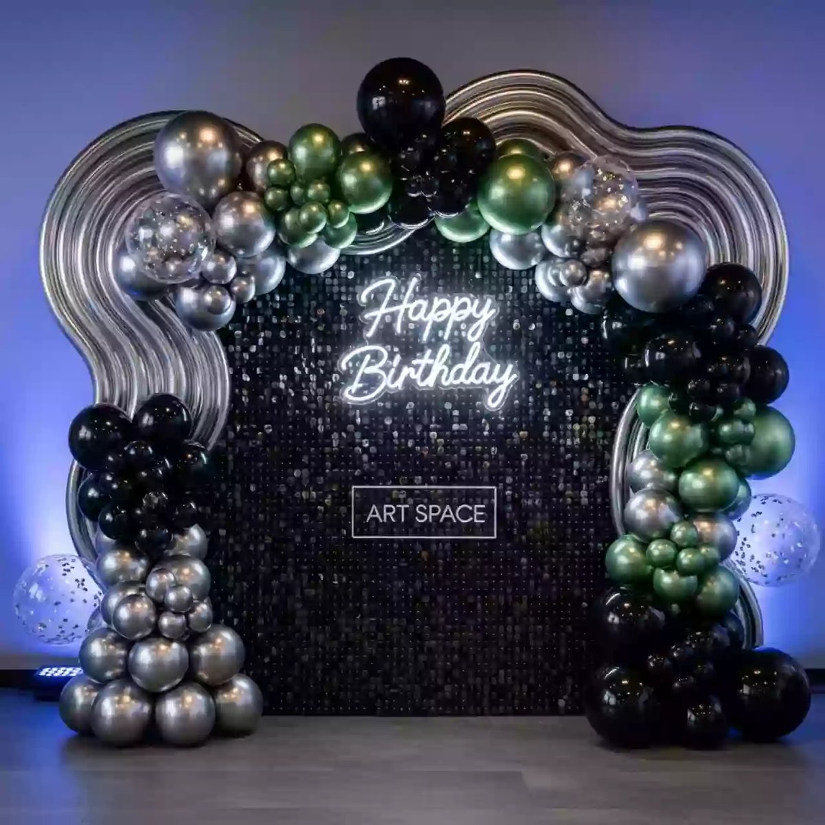 Аренда Фотозона черная из пайеток с шарами и вывеской Happy Birthday в Сириус Арене — ART SPACE
