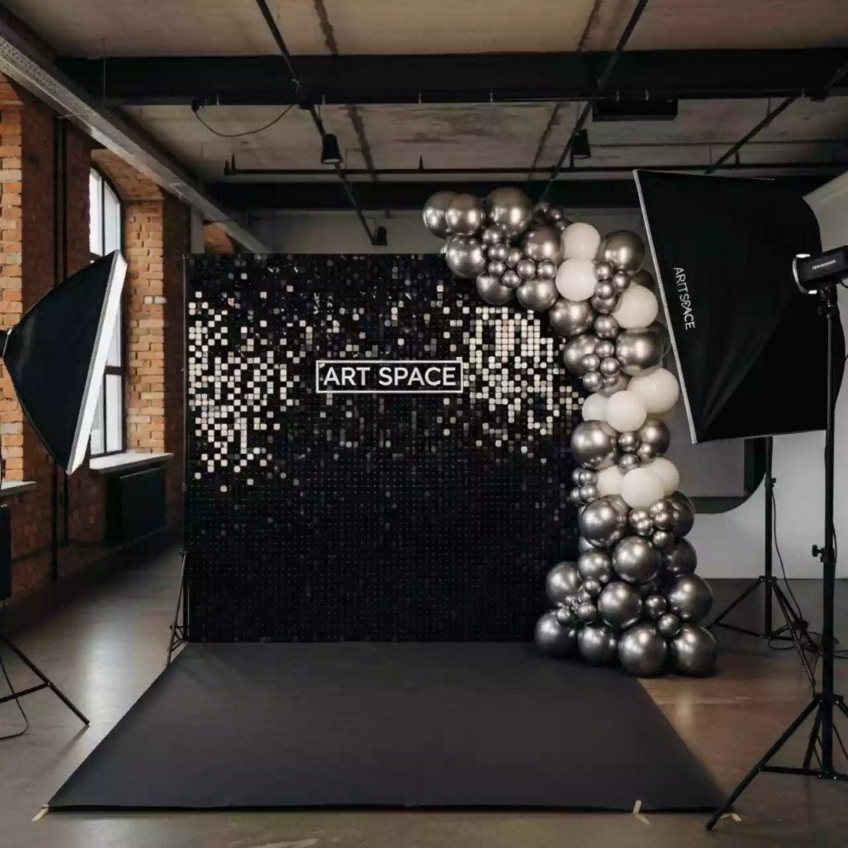 Аренда Фотозона черная из пайеток с шарами в лофте «Студия 21» — ART SPACE
