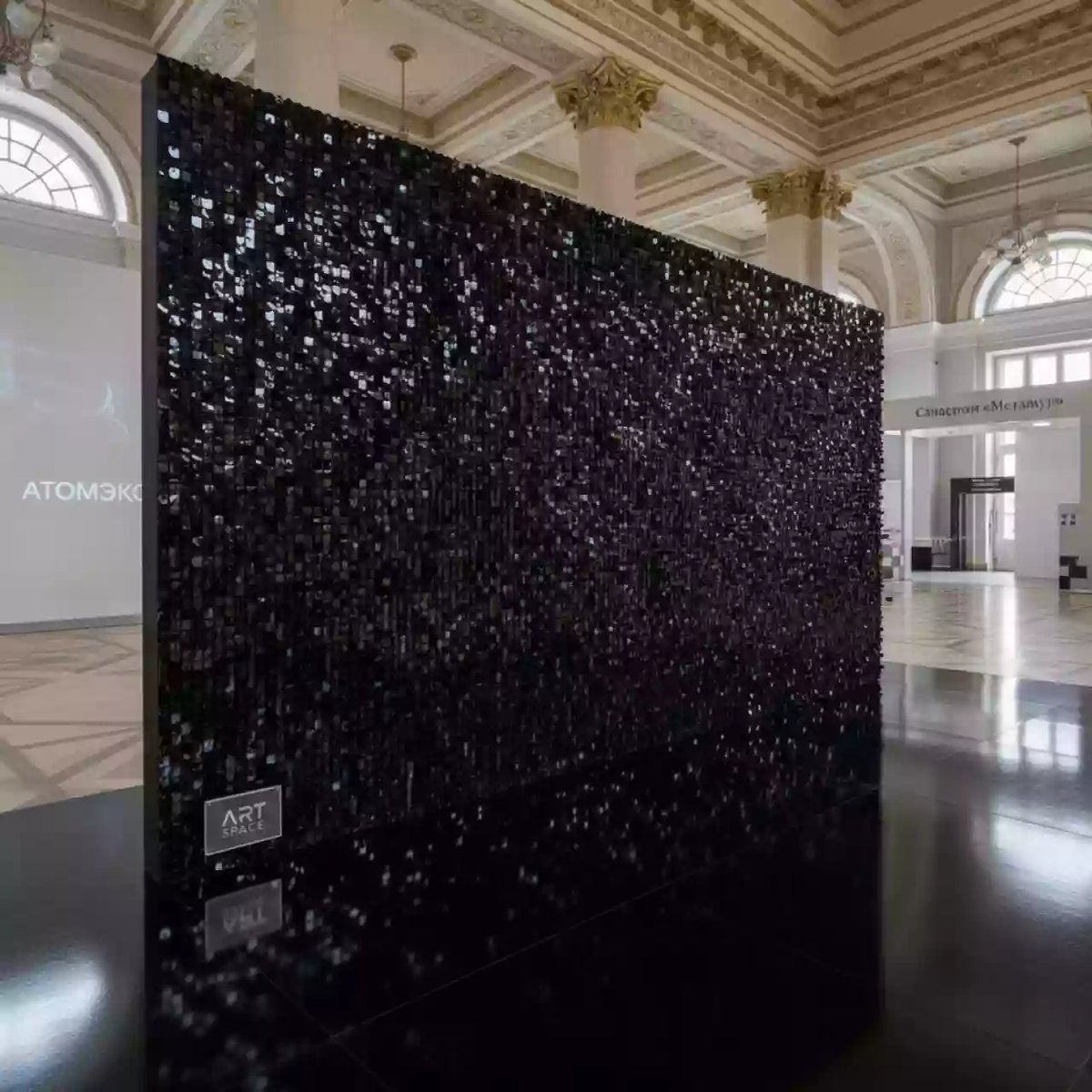 Аренда Фотозона черная из пайеток с зеркальным полом в санатории «Металлург» — ART SPACE