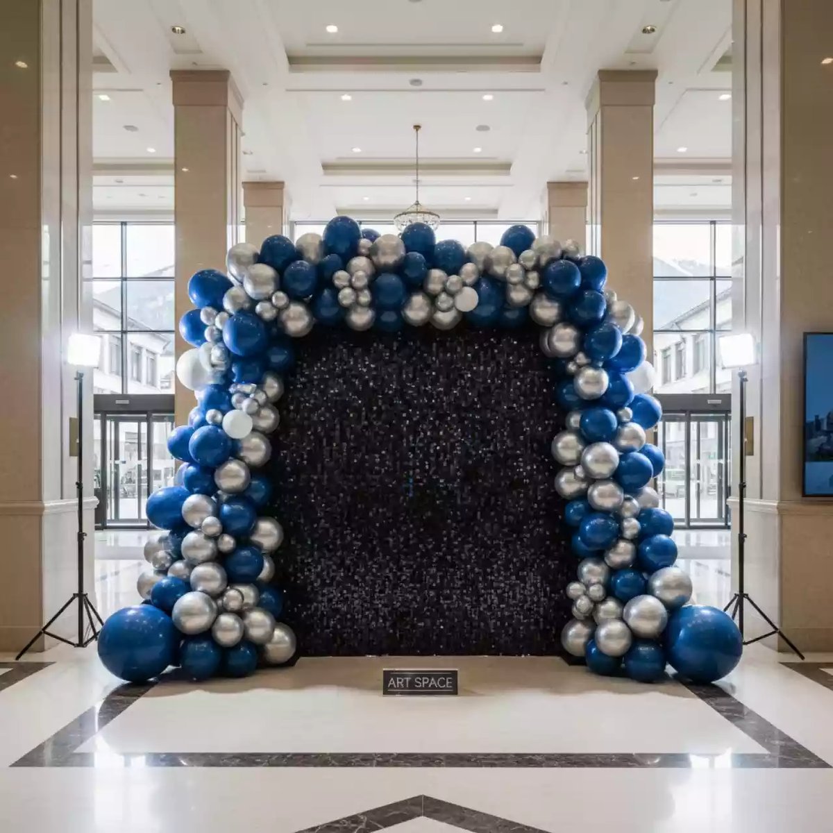 Аренда Фотозона черные пайетки с гирляндами из шаров в Golden Tulip Rosa Khutor — ART SPACE