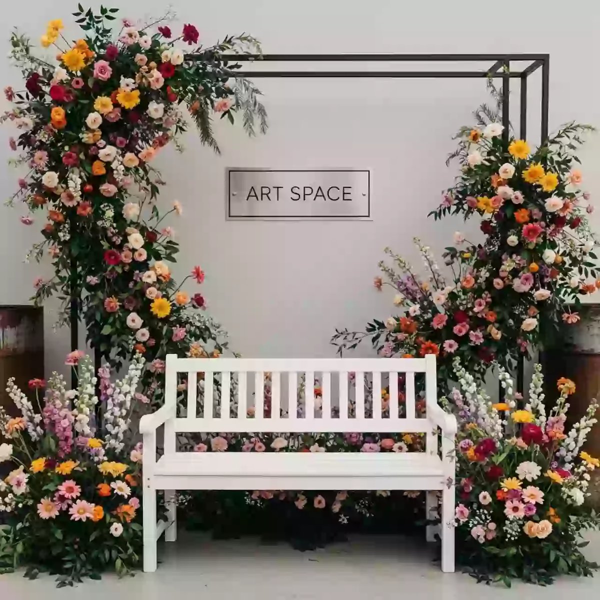 Аренда Фотозона цветочная с белой скамейкой в санатории «Русь» — ART SPACE