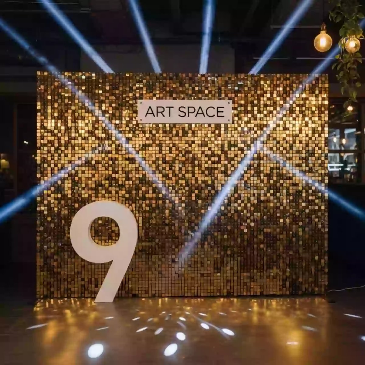 Аренда Фотозона детская из пайеток золото на 9 лет в ресторане «Магадан» — ART SPACE