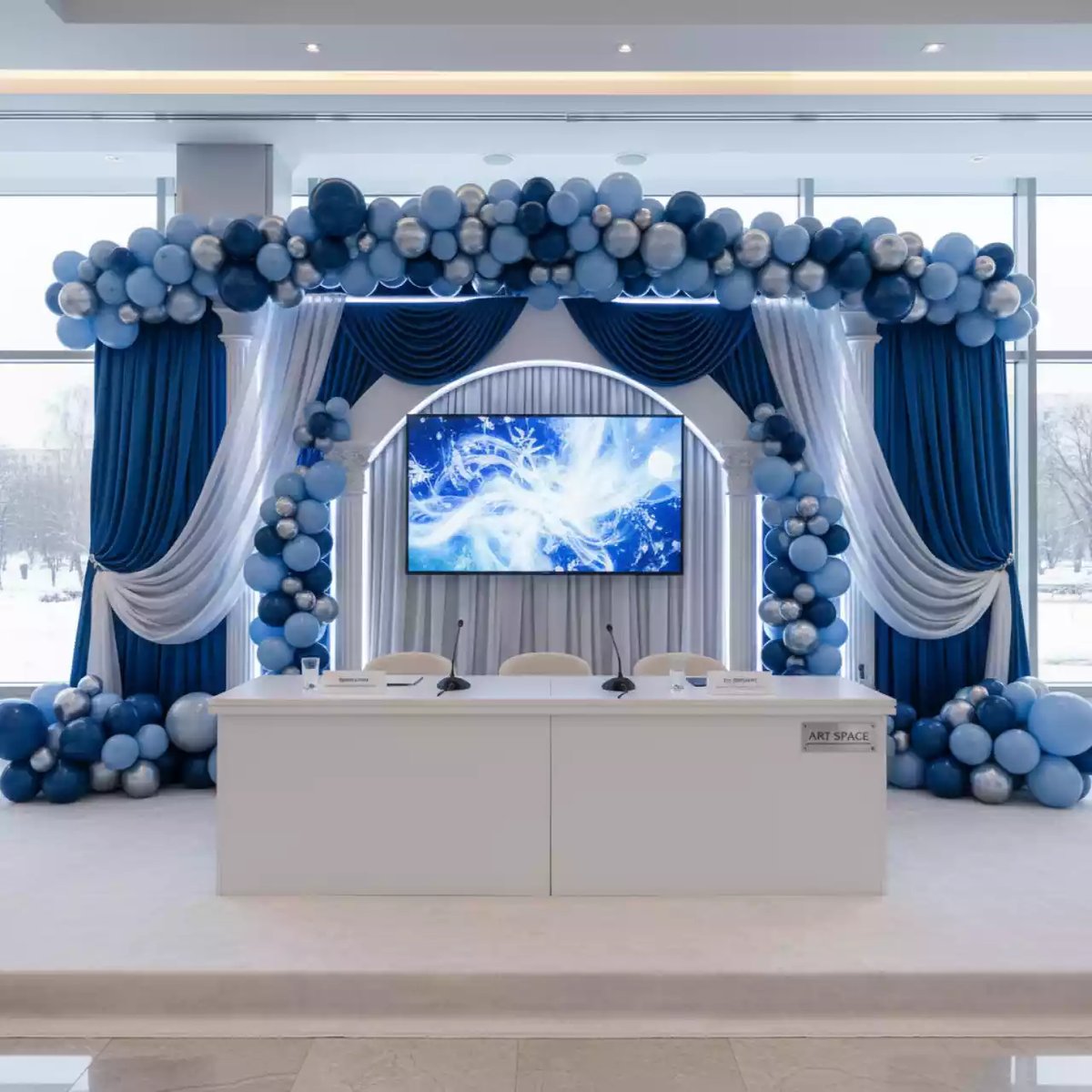 Аренда Фотозона для юбилея синяя с шарами в Маринс Парк Отеле — ART SPACE