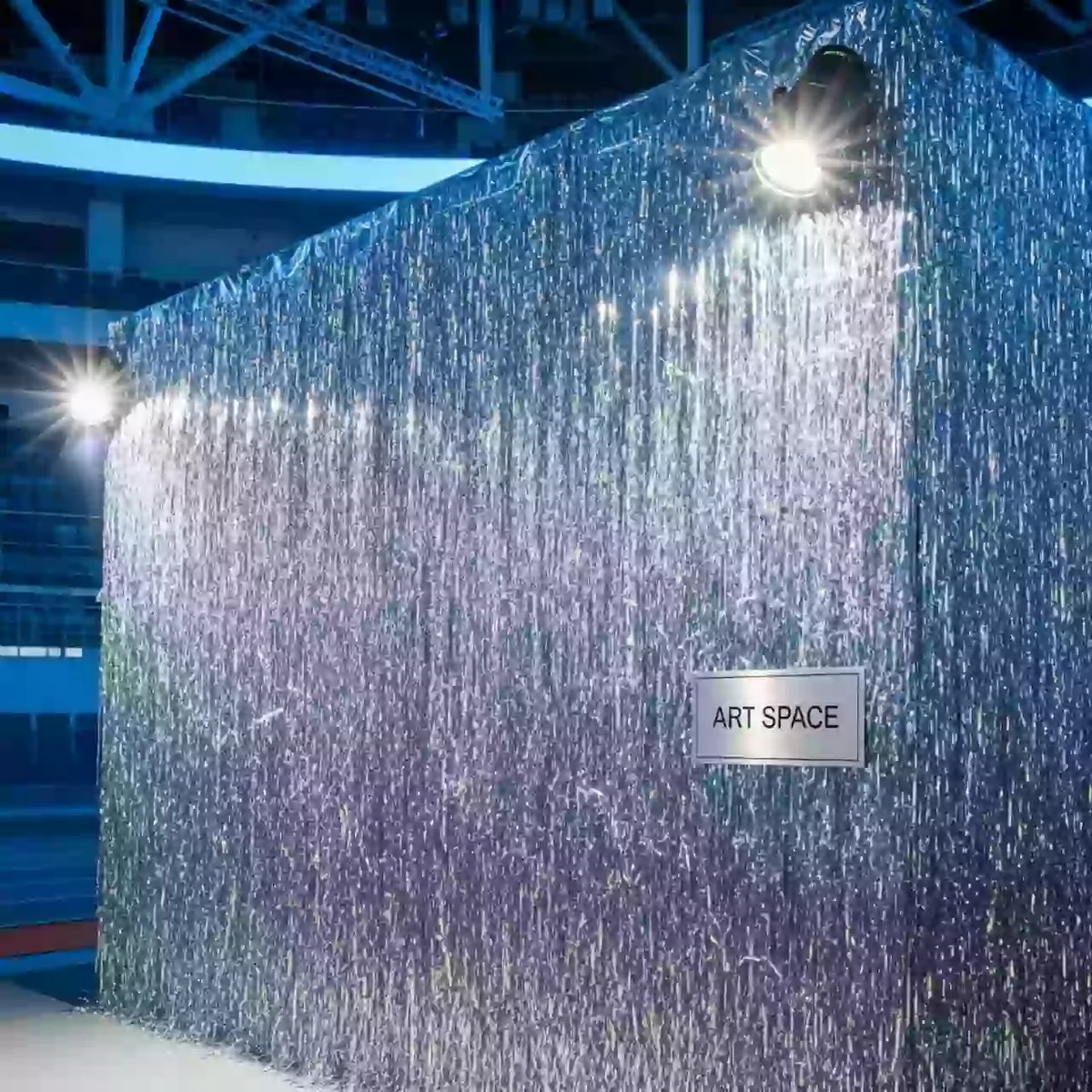 Аренда Фотозона дождик серебро в ледовой арене «Шайба» — ART SPACE
