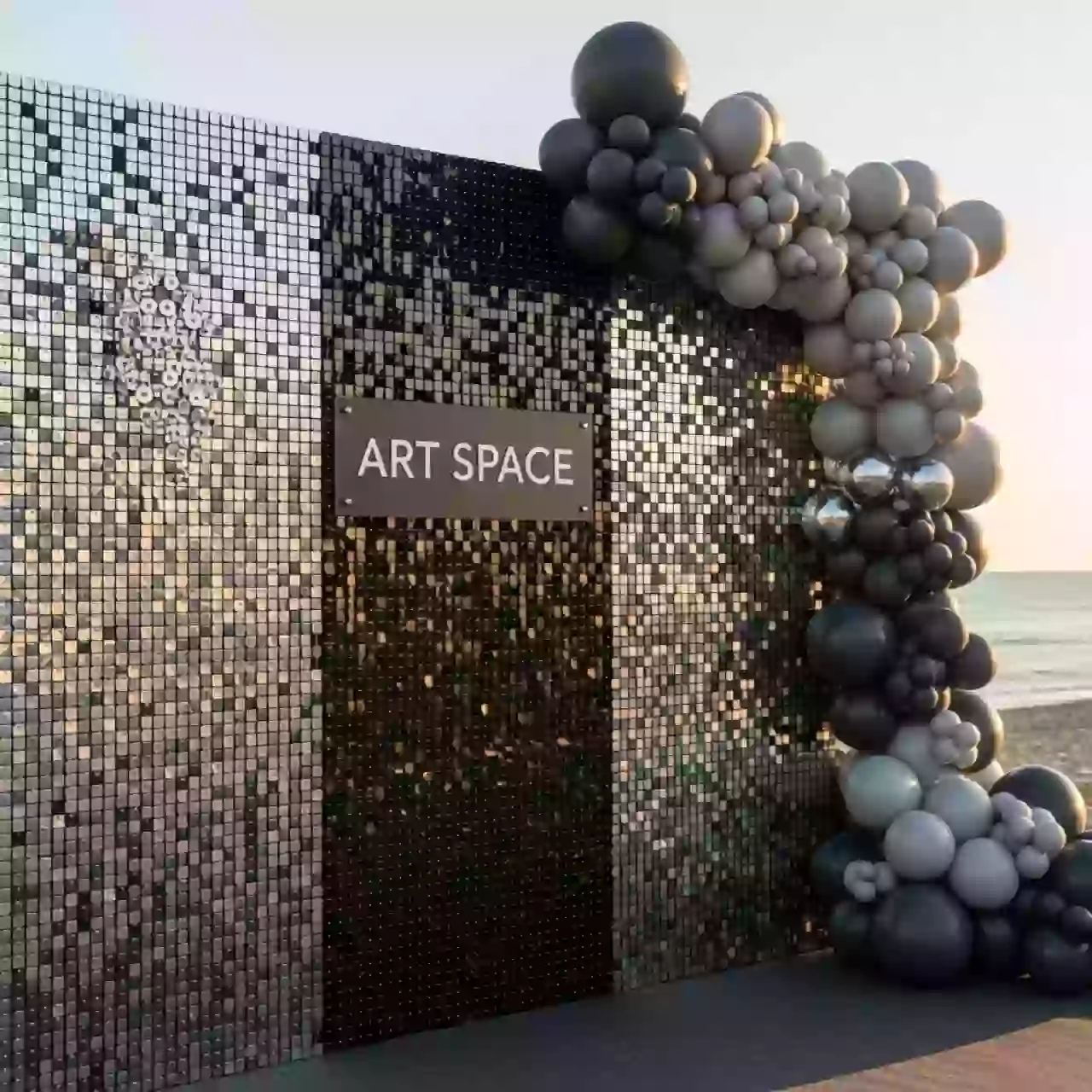 Аренда Фотозона двойная из пайеток с шарами на пляже «Ривьера» — ART SPACE