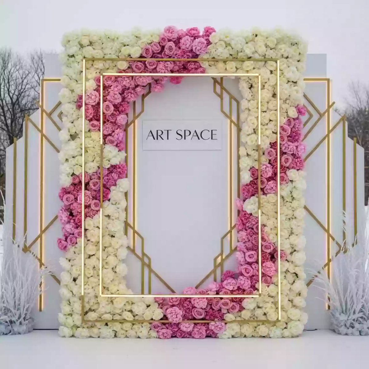 Аренда Фотозона из бело розовых цветов в парке «Ривьера» — ART SPACE