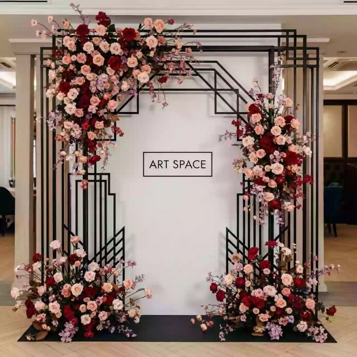 Аренда Фотозона из цветов с кованым декором в ресторане «Плакучая Ива» — ART SPACE