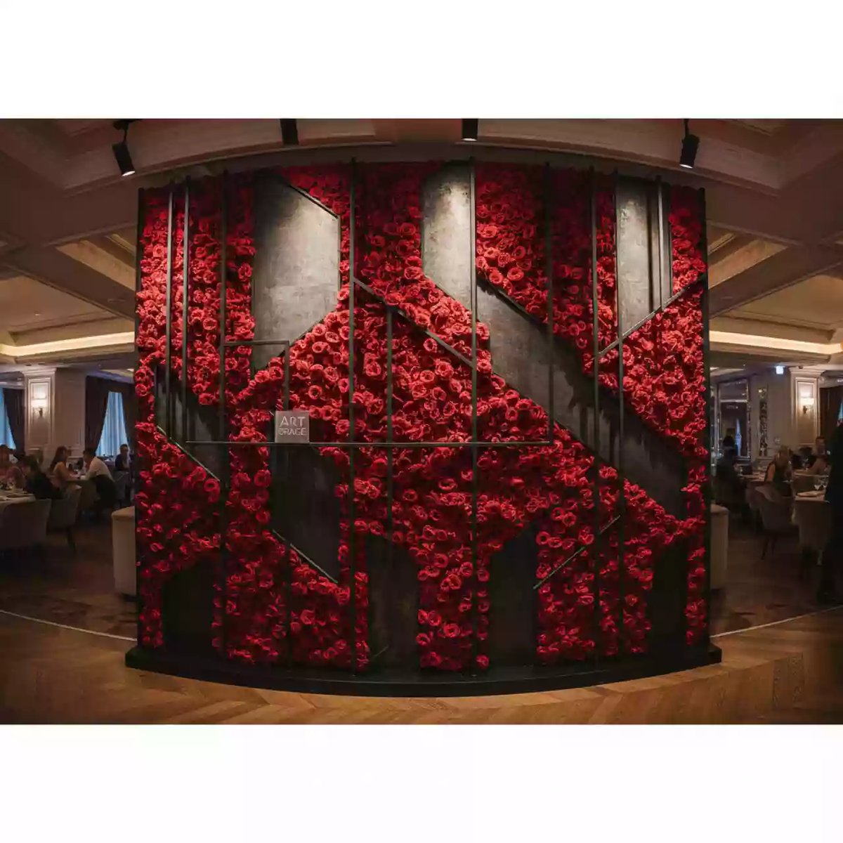Аренда Фотозона из красных роз в ресторане «Brunello» — ART SPACE