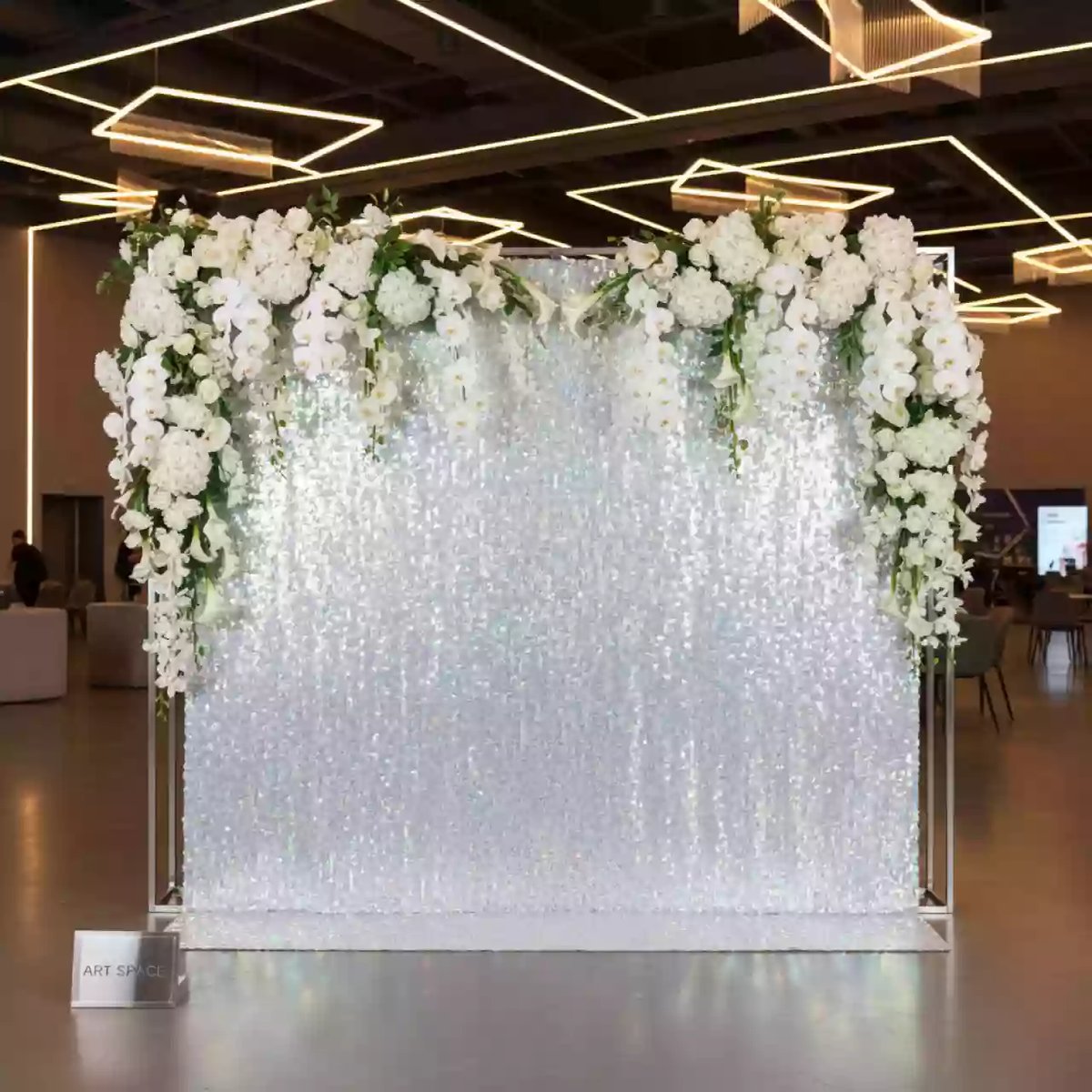 Аренда Фотозона из пайеток с белыми цветами в конгресс-холле отеля Жемчужина — ART SPACE