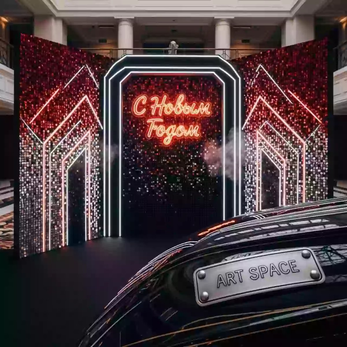 Аренда Фотозона из пайеток с неоновой надписью "С Новым годом" в Маринс Парк Отеле — ART SPACE