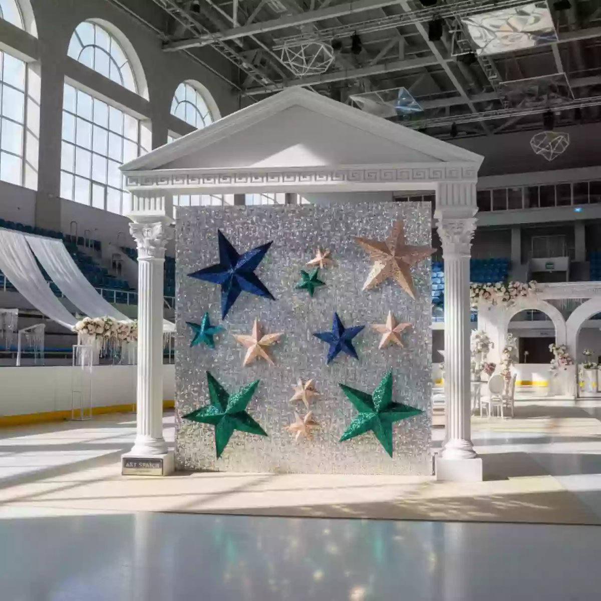 Аренда Фотозона из пайеток со звездами в ледовом дворце «Роза Хутор» — ART SPACE