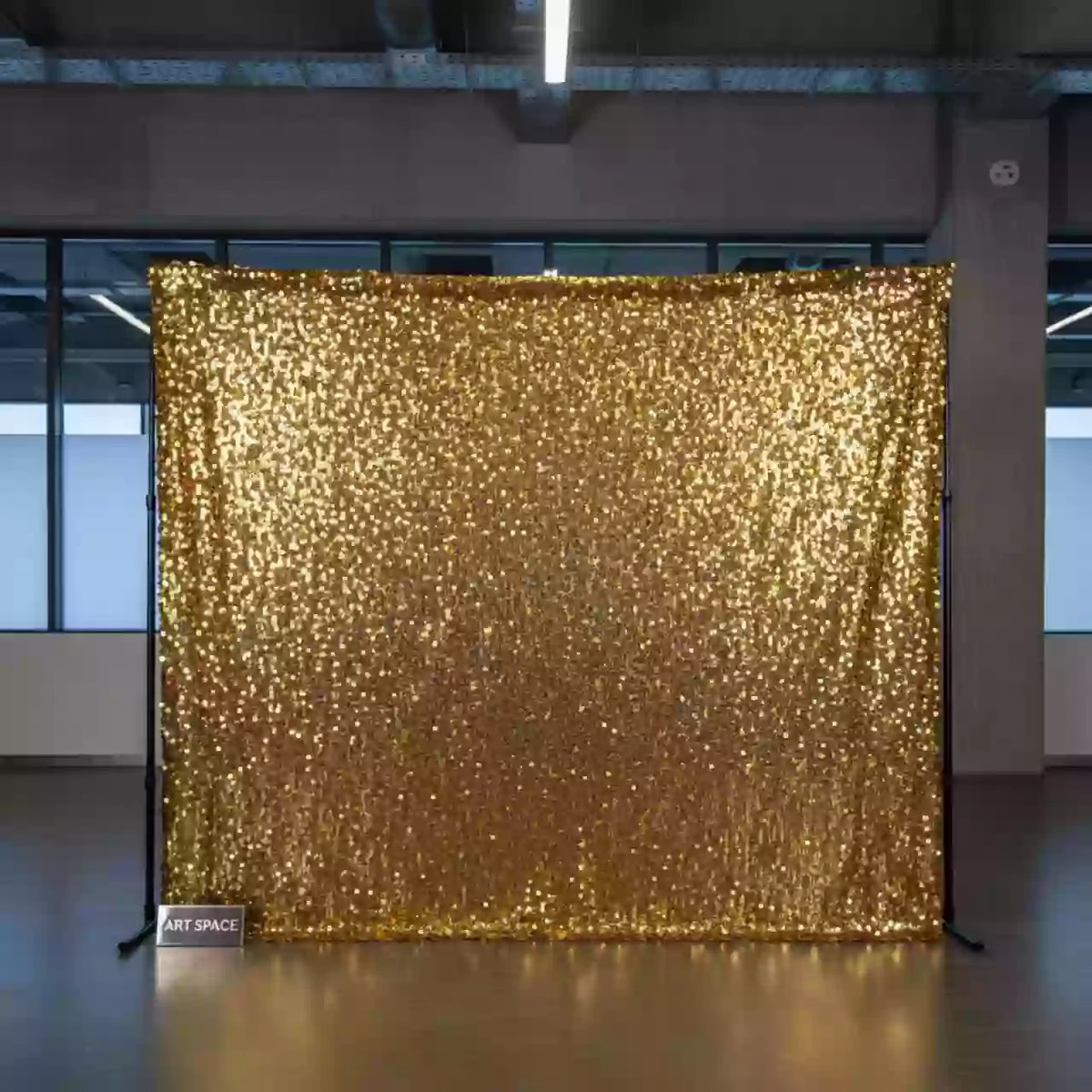 Аренда Фотозона из пайеток золотая в ледовой арене «Шайба» — ART SPACE