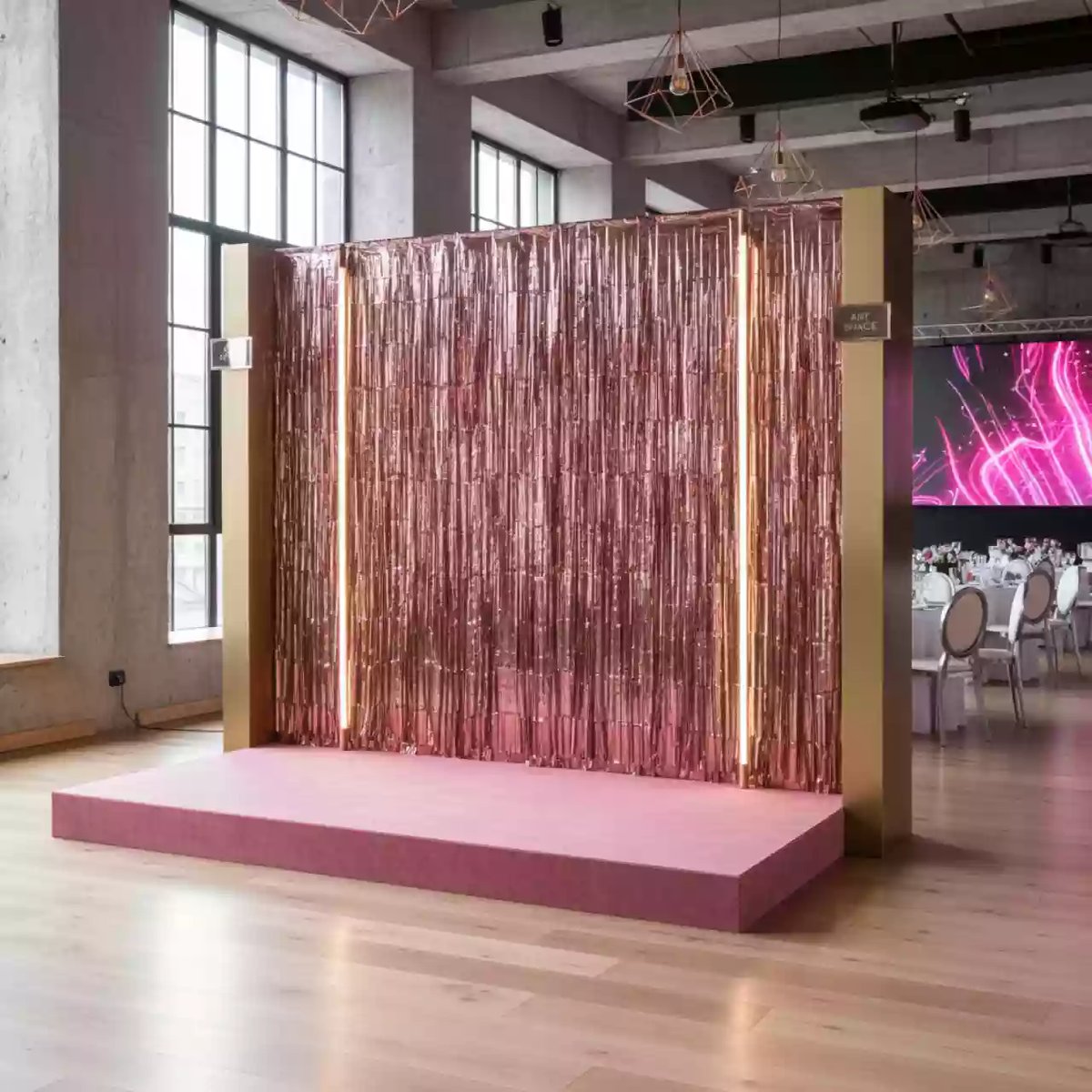 Аренда Фотозона из розовой фольги в Bridge Resort — ART SPACE