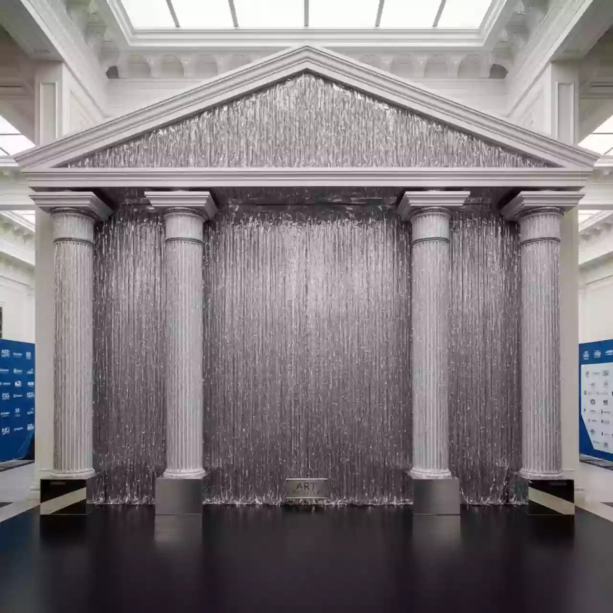 Аренда Фотозона из серебряного дождика на Новый год в МФК «Горный» — ART SPACE