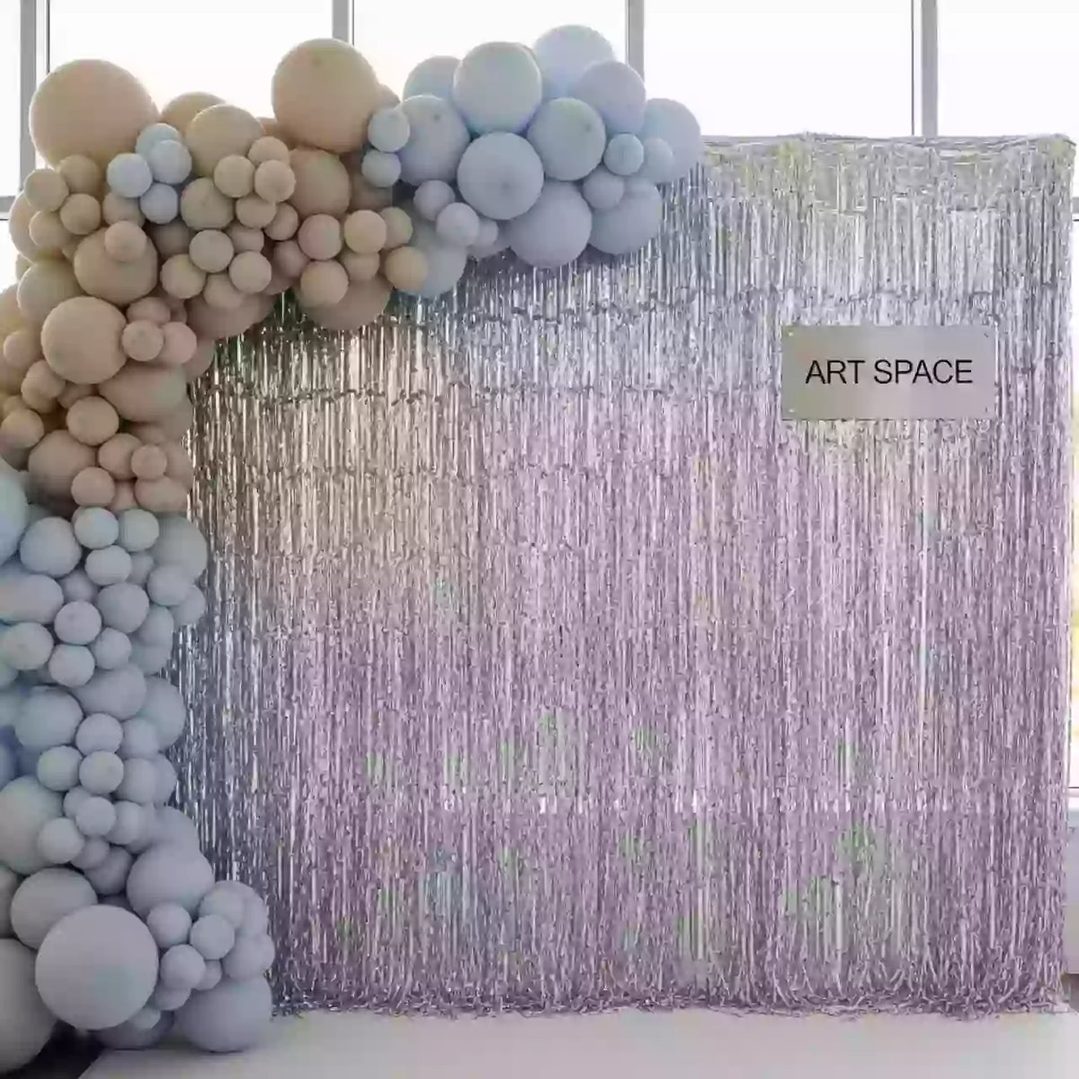 Аренда Фотозона из серебряного дождика с гирляндой из шаров в Сочи Парк Отеле — ART SPACE