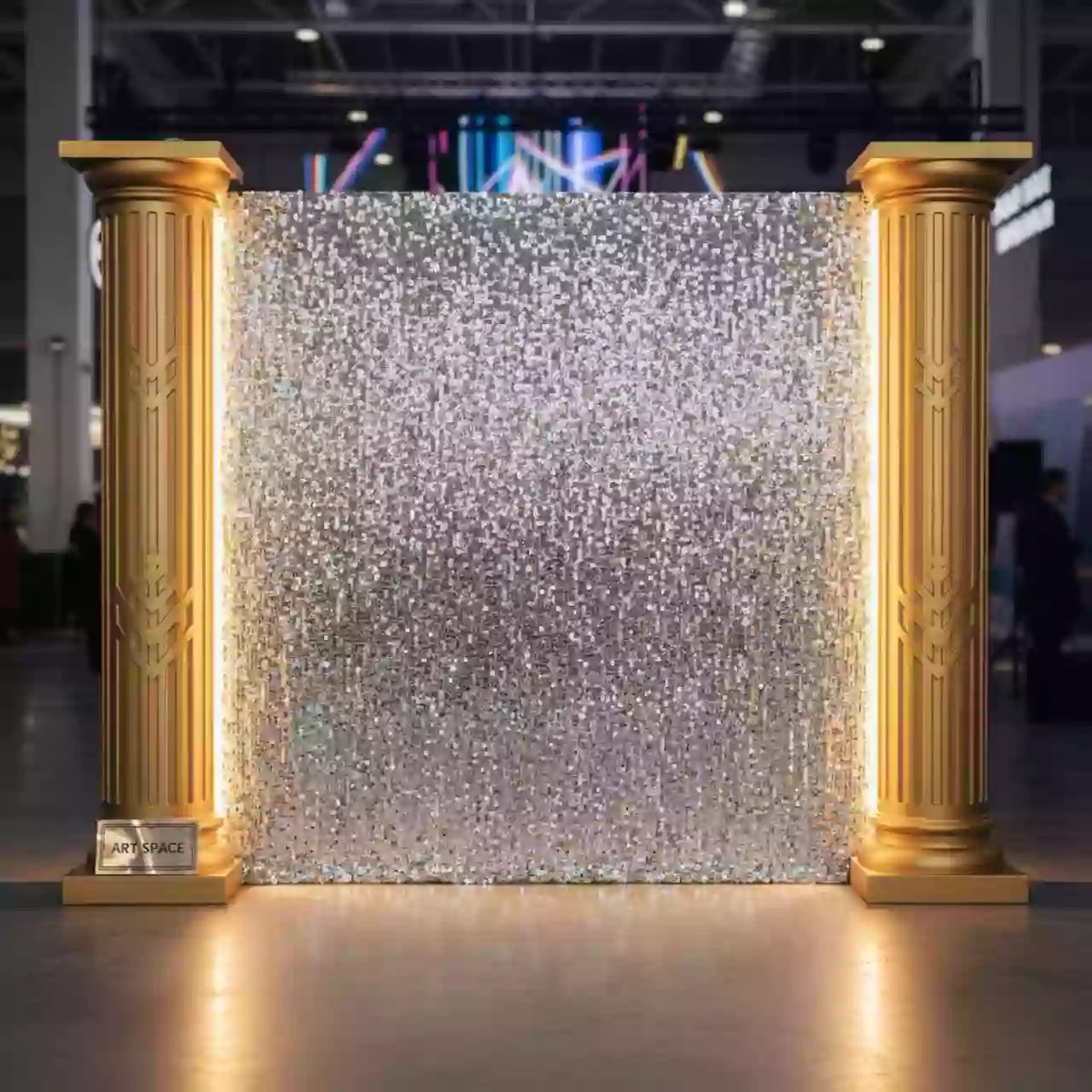 Аренда Фотозона из серебряных пайеток с золотыми колоннами в Omega Sirius — ART SPACE