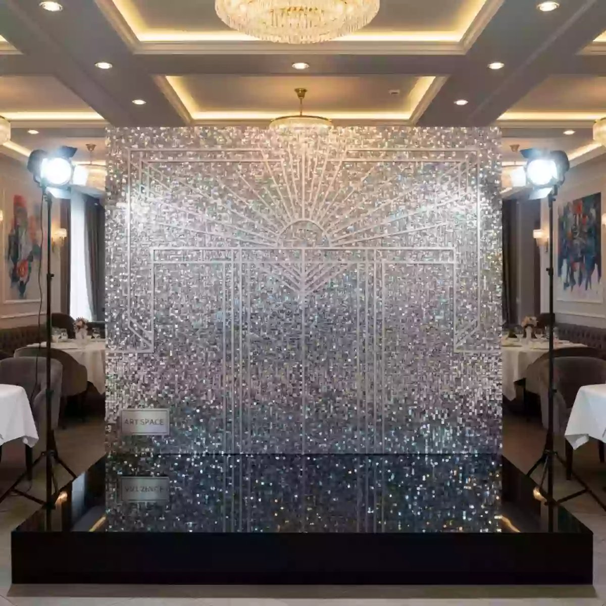 Аренда Фотозона из серебряных пайеток в ресторане «Sanremo» — ART SPACE