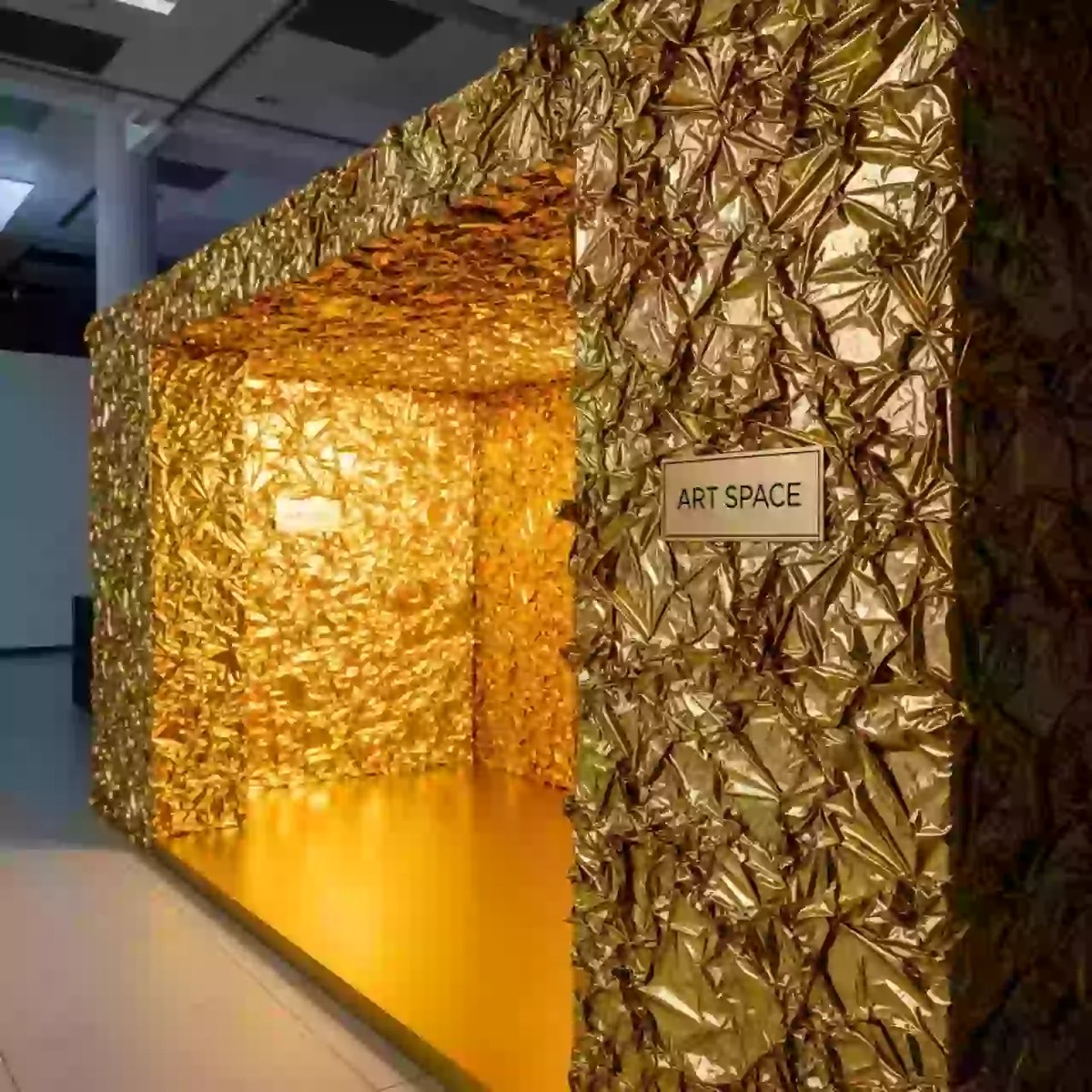 Аренда Фотозона из золотой фольги в Университете «Сириус» — ART SPACE