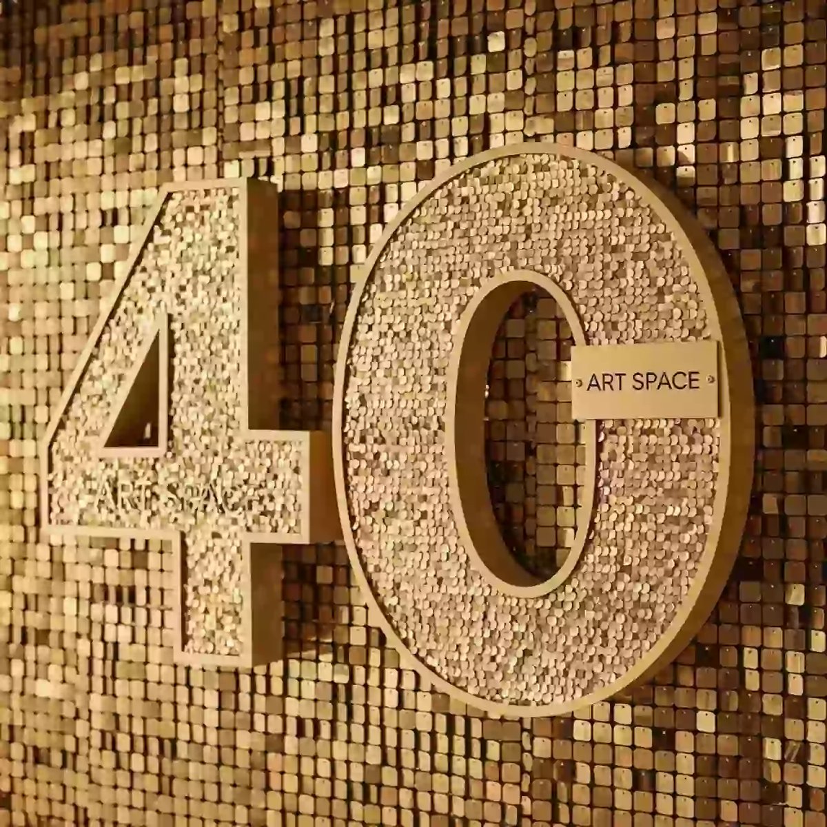 Аренда Фотозона из золотых пайеток с цифрами в санатории «Октябрьский» — ART SPACE