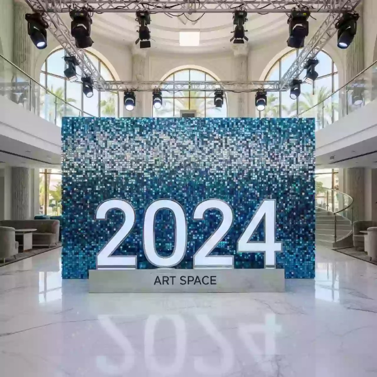 Аренда Фотозона на Новый год пайетки с цифрами в отеле Radisson Lazurnaya — ART SPACE