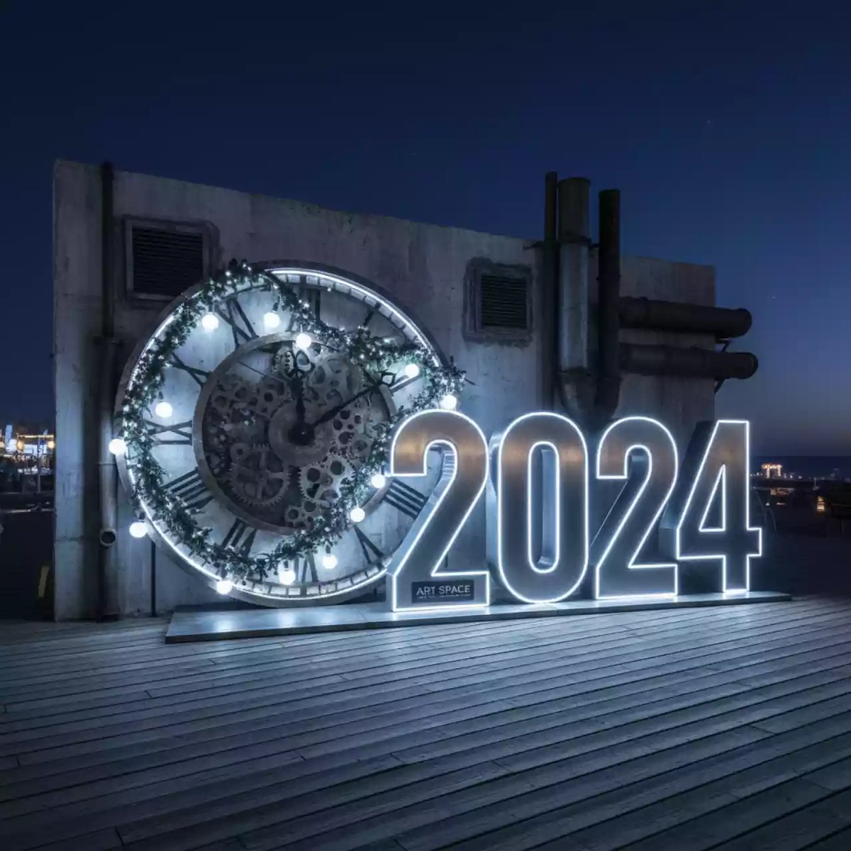 Аренда Фотозона на Новый год с часами гирляндой и цифрами на пляжных клубах Хосты — ART SPACE