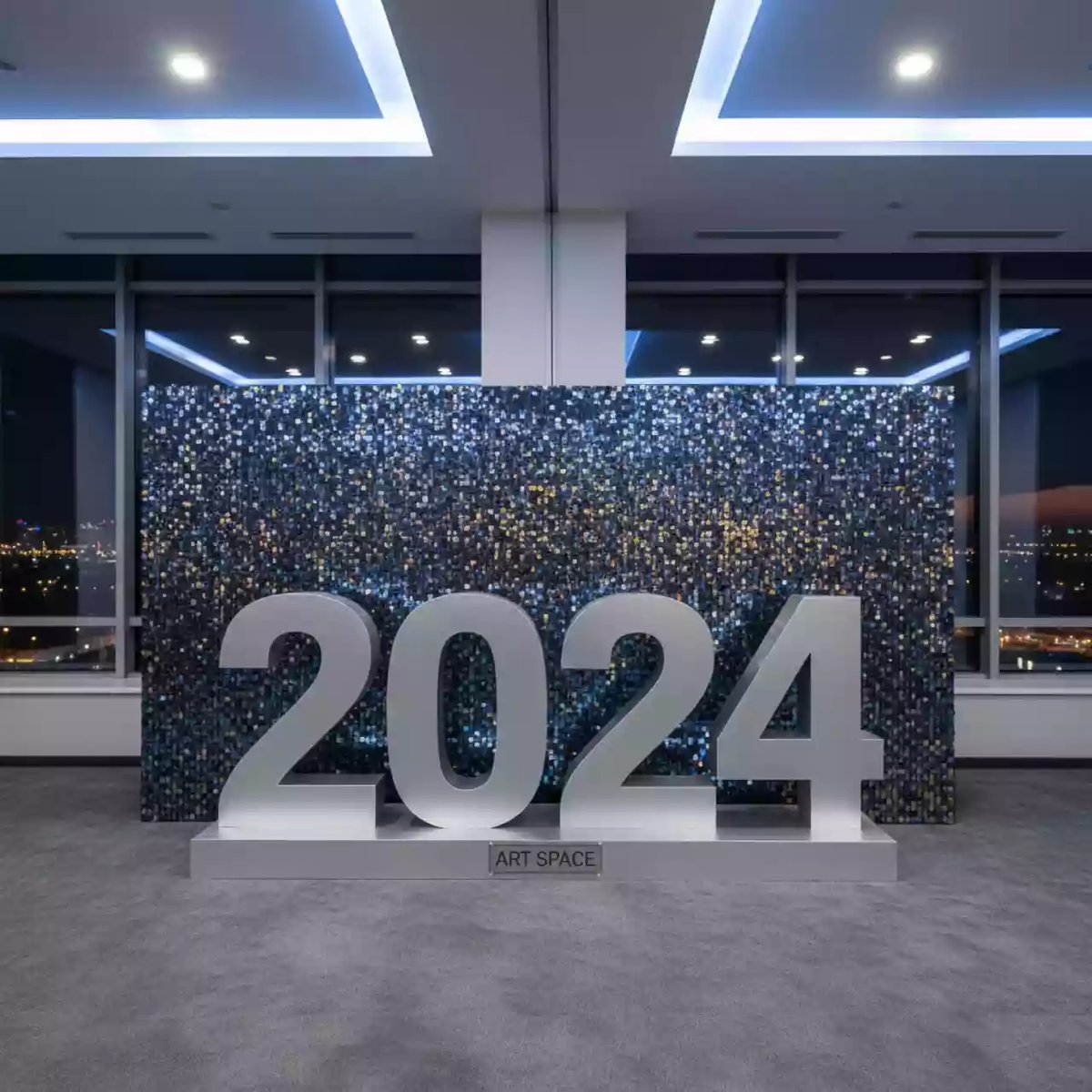 Аренда Фотозона на Новый год с пайетками и цифрами в Panorama by Mercure — ART SPACE