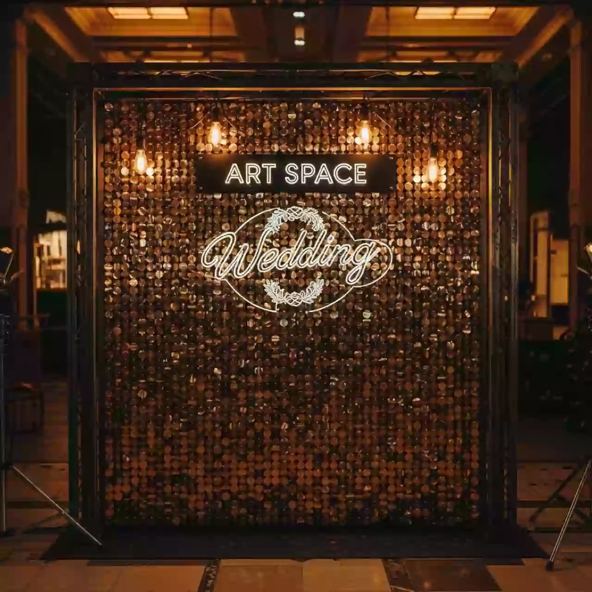 Аренда Фотозона на свадьбу из пайеток с надписью в гранд-отеле «Жемчужина» — ART SPACE