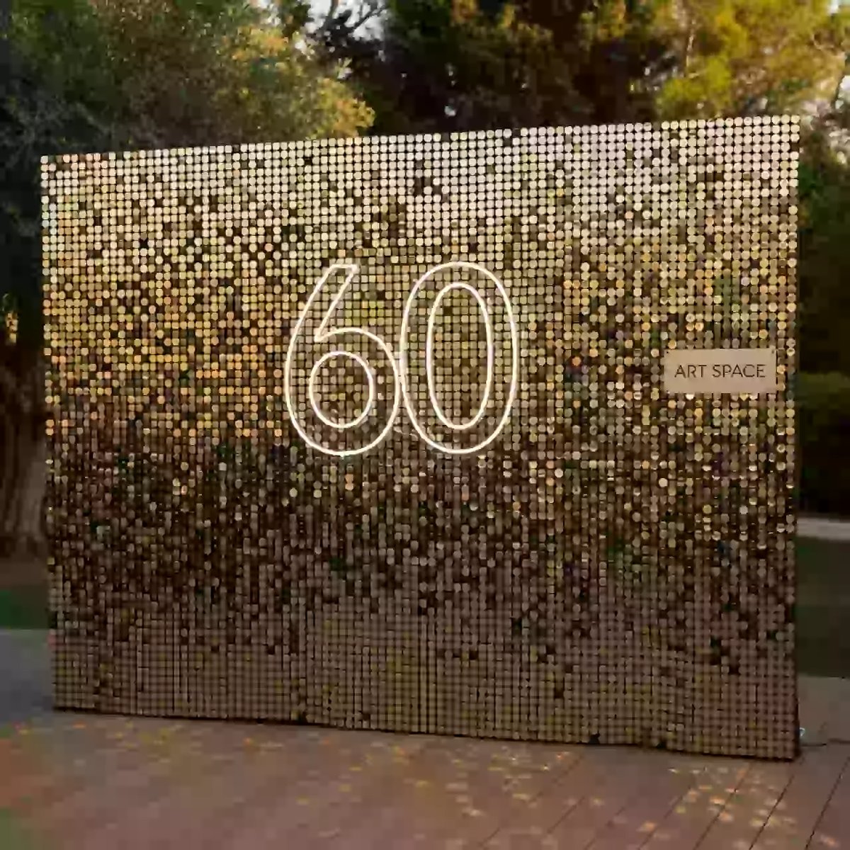 Аренда Фотозона на юбилей 60 лет из пайеток в парке «Ривьера» — ART SPACE