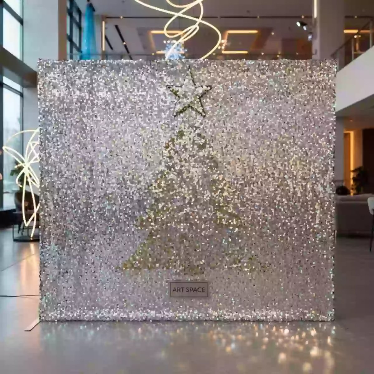 Аренда Фотозона новогодняя из пайеток с елкой и звездой в Imeretinskiy Hotel — ART SPACE