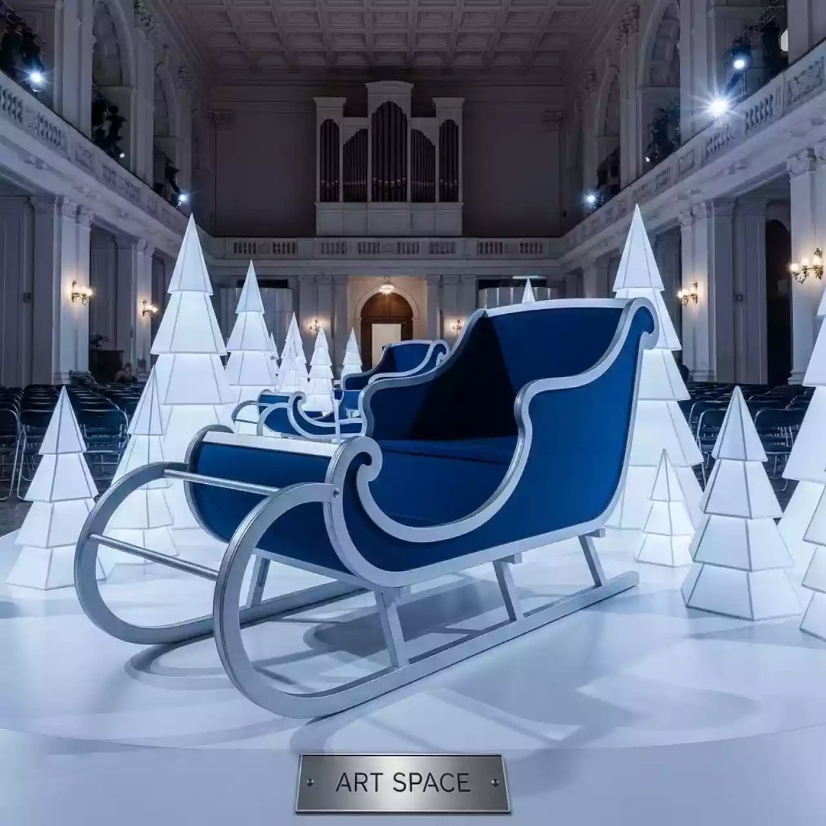 Аренда Фотозона новогодняя с синими санями в Зале органной и камерной музыки — ART SPACE