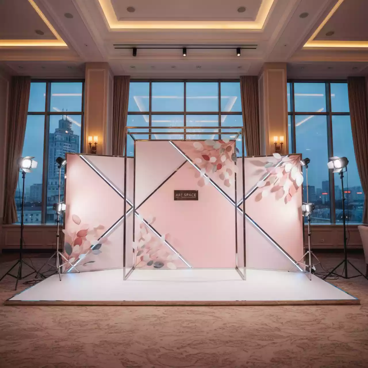 Аренда Фотозона розовая с праздником весны в ресторане «La Terrazza» — ART SPACE