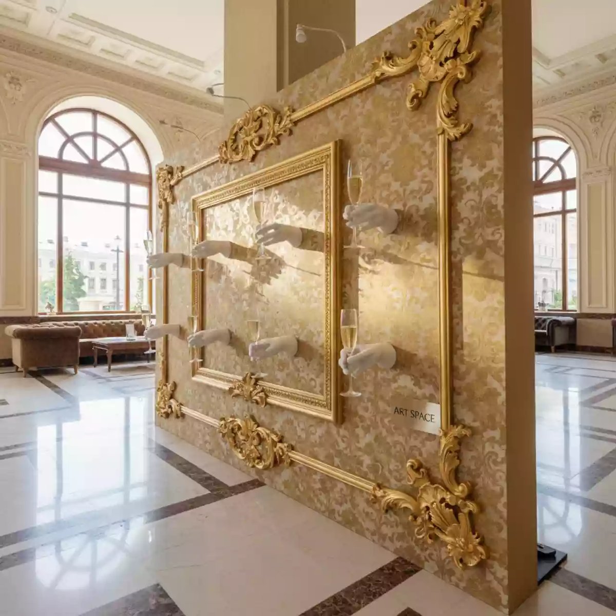 Аренда Фотозона руки с шампанским барокко в Маринс Парк Отеле — ART SPACE