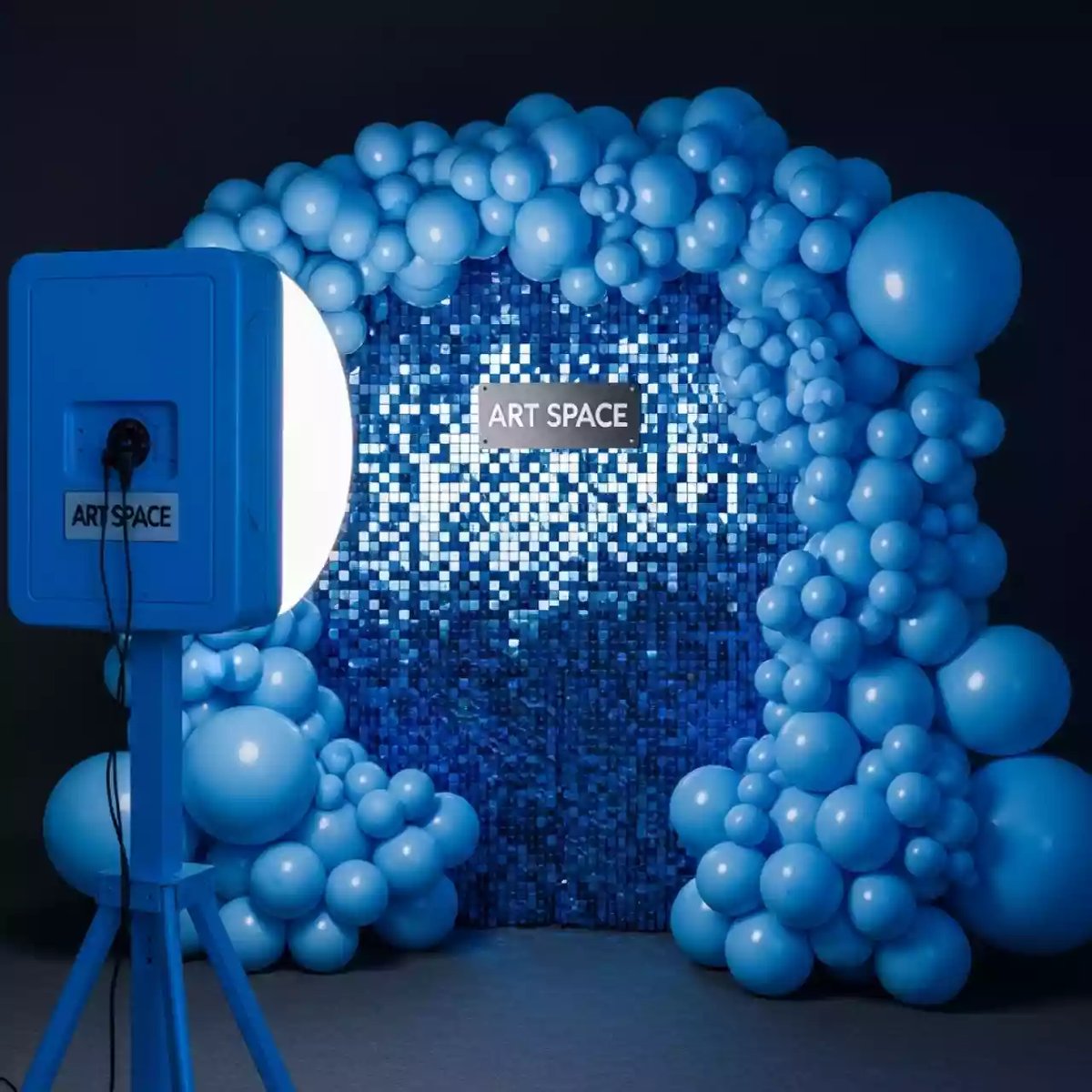 Аренда Фотозона с пайетками и гирляндами из шаров голубая на площадке Rosa Peak (2320м) — ART SPACE