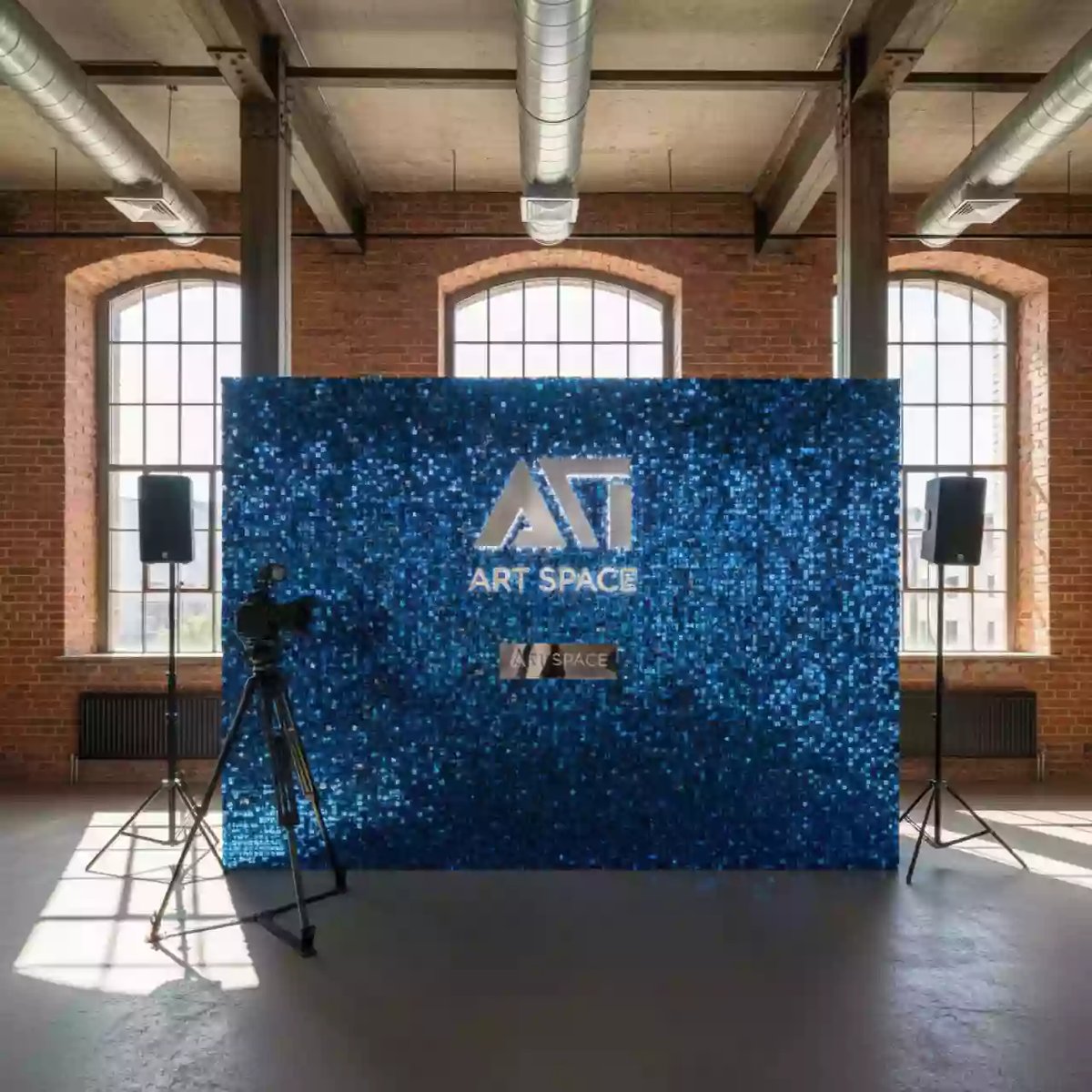 Аренда Фотозона с пайетками и логотипом в лофте «Студия 21» — ART SPACE